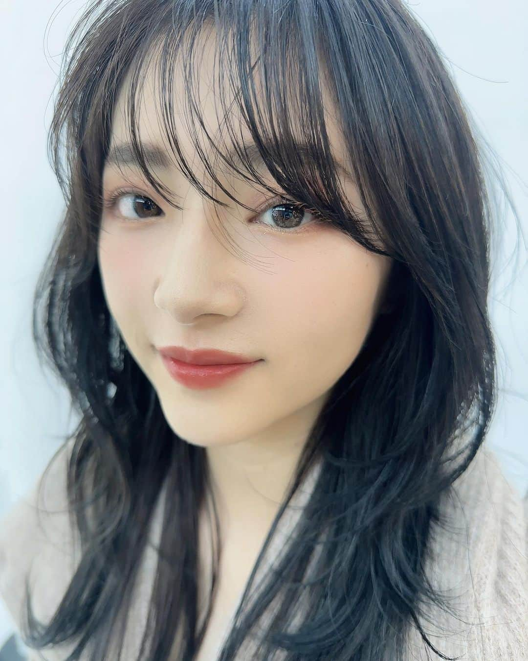 前原穂高さんのインスタグラム写真 - (前原穂高Instagram)「今月のar もう見てくれたかな？？ オフショットも載せておくね🐨  #美容室Violet #艶感 #くびれ #外ハネ #コテ風パーマ #韓国ヘアー #髪質改善トリートメント #ヨシンモリ #外ハネパーマ #くびれセミディ #ウルフ #寒色系カラー #ふわミディ #シースルーバング #小顔カット #大人可愛い #ハイライト #前髪カット #斜めバング #かきあげバング #ほだかっと #ほだからー #前原穂高」8月29日 15時30分 - hodaka