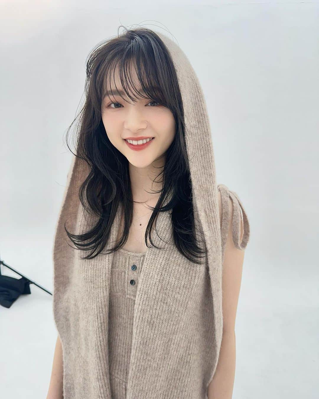 前原穂高のインスタグラム：「今月のar もう見てくれたかな？？ オフショットも載せておくね🐨  #美容室Violet #艶感 #くびれ #外ハネ #コテ風パーマ #韓国ヘアー #髪質改善トリートメント #ヨシンモリ #外ハネパーマ #くびれセミディ #ウルフ #寒色系カラー #ふわミディ #シースルーバング #小顔カット #大人可愛い #ハイライト #前髪カット #斜めバング #かきあげバング #ほだかっと #ほだからー #前原穂高」