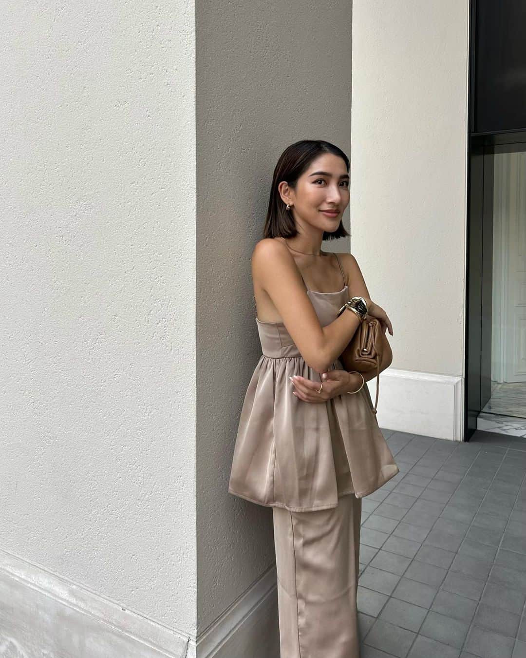 HARUEのインスタグラム：「🐪🤎  Mood satin set up @acym_official   さらさらっとした着心地のサテンセットアップ🫧」