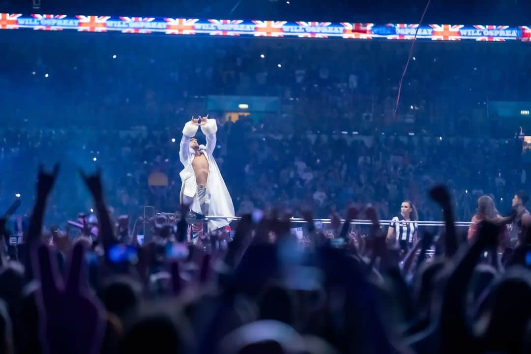 ウィル・オスプレイさんのインスタグラム写真 - (ウィル・オスプレイInstagram)「Crowns Up  @willospreay #unitedempire  @aew #aewallin  Shot for @dailystar」8月29日 15時37分 - willospreay