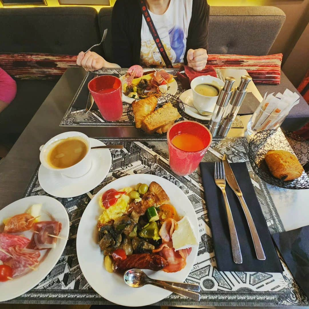 兎味ペロリナさんのインスタグラム写真 - (兎味ペロリナInstagram)「パリ日記再開🙏  あさごはん～ランチ～ヴェルサイユ宮殿～マリーアントワネットの庭  全てが美しくて、圧巻される。  #paris #France #フランス　#ヴェルサイユ宮殿 #versaillespalace #versaillesgardens #マリーアントワネット」8月29日 15時49分 - perolina_usami