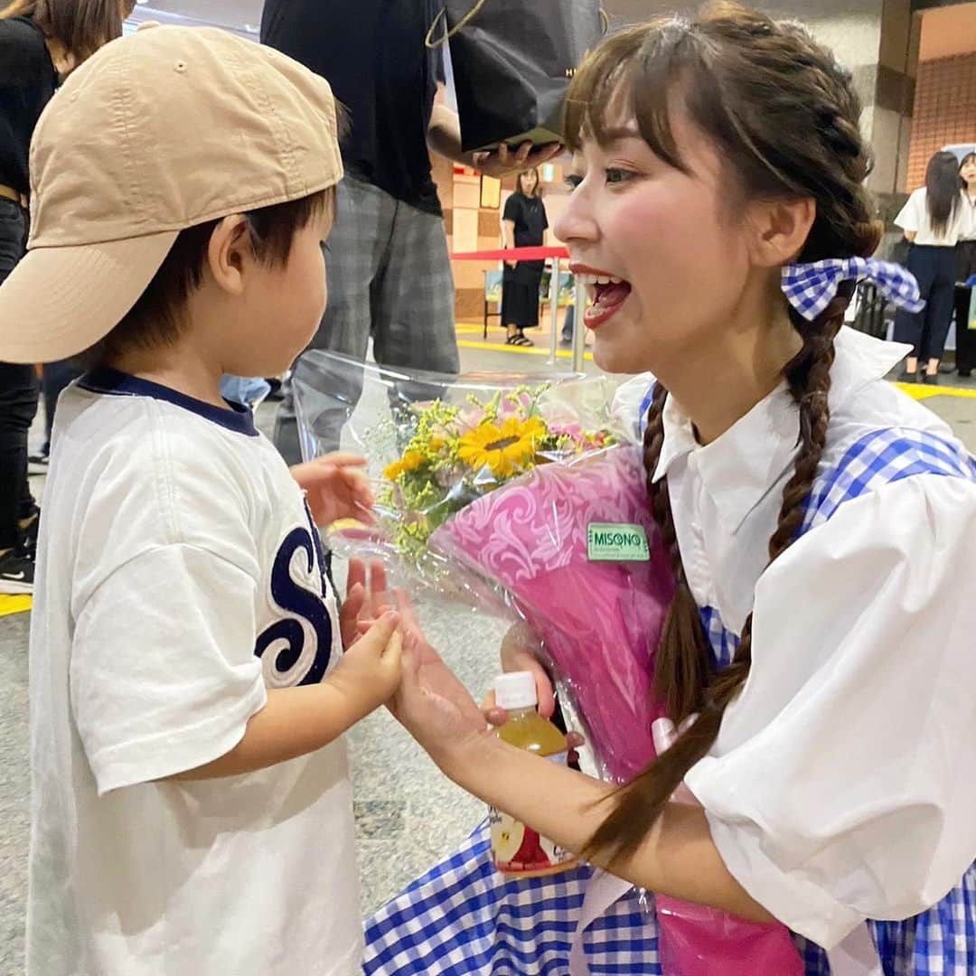 木村愛里さんのインスタグラム写真 - (木村愛里Instagram)「⋆ 札幌演劇シーズン×劇団フルーツバスケット オリジナルミュージカル特別公演 【オズの魔法使い】【新オズの魔法使い】 2023  8.12-8.19  今年30周年をむかえた劇団フルーツバスケット。 フルーツバスケット出身者や在団生、今までの講師などが集結し毎日日替りキャストでSPな1週間をお届けしました。  ご来場いただいた皆様 応援してくださった皆様 ありがとうございました！！  もう..何から振り返れば良いのか..🫢 私の稽古期間は約2ヶ月。 それはそれは濃密で幸せで過酷な2ヶ月でした。笑 もう涙もでないくらい稽古期間は辛かったです。笑 厳しい稽古では全くなく！笑 大好きな仲間たちとの稽古は幸せだけど 子育てお仕事に稽古。辛かった。笑  約30年前に近所のお友達のお母さんに誘われ 母もちょっと習い事に..という軽い気持ちで私の手を繋ぎ フルーツバスケットの一期生として、 この世界に足を踏み入れました。 自分の基盤をつくってくれた大切な場所の1つです。  今回このお話をいただいた時の 第一声は「できないなぁ」でした。 ミュージカルは20年ぶり、演劇は10年ぶり、 出産後の運動していない身体、何よりも家庭があり息子を抱えての出演は難しいと思ったからです。  そして、ドロシーという役名を聞いた時に 34歳に少女の役は厳しいぞ！？と思い(笑) 全てをひっくるめて「できないなぁ」でした。  ただ私が出演することが劇団フルーツバスケットの為になり 美由紀先生への恩返しにもなるのなら...！ そして、あの時のメンバーでステージに立つ姿がみたい！というお言葉をいただき、子どもだった私たちが大人になり それぞれに色々な事を経験し、 今ステージに立った時どんなものが生まれるのだろう..？ こんな機会はこの先ないだろうなと思い 出演させていただく事を決めました！  私は2日間4公演に出演させていただきましたが あの2日間で感じた舞台の上から見えるキラキラした世界。 一生忘れません。  ぁあ..なつかしい！ 皆で1つのものをつくる達成感。 舞台でしか感じられないあの空気感。 幸せな1週間でした。  全ての自分の人生の経験が生きた舞台だったと思います。  小学生の時は歌とダンスが大好きで 全ての時間をそれに費やしていました。 大人になってから歌もダンスも特に続けてはいなかったけど あの日々があったから今回舞台にたてたと思います。  20代前半は小劇場などに立ちお芝居を学びました。 どうやったらお客さんの心を揺さぶることができるのか。 先輩たちからたくさん学びました。 まぁ途中で「ぁあ、私って演技むいてないな..🌝」と 自分で見切りをつけて演技からは離れていましたが😂  そして、本番中にどんなトラブルが起きても 2、3パターンくらいの回避方法を 台詞を言いながらも頭の中で冷静に考えられたところは 10年近くTVの生放送というものに 関わらせてもらっていた賜物だろうなぁと思いました。  一緒に舞台に立つ可愛い小さい子への接し方、 行動や感情を私なりに理解してあげられたのも 今まさに自分が子育てをしているからで。  なんだか本当に自分の人生の集大成のような舞台でした。  親が涙を流しながら喜んでくれた姿を見た時に 親孝行ができたかなぁ。 食いしばってでも頑張って良かったなぁと思いました。  在団生たちの若くキラキラしたエネルギー 大先輩達は、としを重ねてもやっぱり凄くて憧れは更に増し 講師の先生方、客演の皆さんのプロフェッショナルな姿勢 同期や同世代の仲間たちの安心感安定感 全てを支えてくれているスタッフの皆さん 細やかな気配りをくれる子ども達の親御さん  私はどれだけ周りや環境に感謝をすれば バチが当たらないんだろうと思うほど ありがとうと愛をたくさん頂きました。  本番期間、 私が集中できるよう息子を連れて実家に行った夫。 夫にも夫の家族にも感謝しかありません。 息子は、たくさん遊んでもらって楽しかったよう😂笑  きっと2時間の舞台は、息子の記憶には残らないだろうけど ママの頑張っている姿をみせられて良かったっ。  そして何よりも稽古中は色々あったけど 本番4公演を耐え抜いてくれた自分の身体！ ありがとう！ありがとう！ありがとう！！ 丈夫に産んでくれた親に感謝だし こんなに酷使しても耐え抜いてくれたこの身体は 死ぬまで大切にしよう。と心から思いました。  支えてくれた仲間たちもありがとう。 仲間がいなければ乗り越えられなかった。  長い長い文を最後まで読んでいただき、ありがとうございます。  「できないなぁ」も死ぬ気で頑張ればなんとかなる。 改めて人が目標を持つことの大切さを思い出しました。  劇団フルーツバスケット。美由紀先生。 素敵な機会と最高の挑戦をありがとうございました！！  #劇団フルーツバスケット #札幌演劇シーズン #ミュージカル #オズの魔法使い #ドロシー #ありがとうがたくさん #反省点は2日目本番中に赤いリップが私の歯についていて演者を困惑させてしまっていたら申し訳ない笑 #5枚目よっくん欠席の人みたいで笑う😂ごめん🦁 #もっと皆と写真撮りたかった🥹 #みんな大好き！ #FBオズ #🌈」8月29日 15時45分 - airi_official