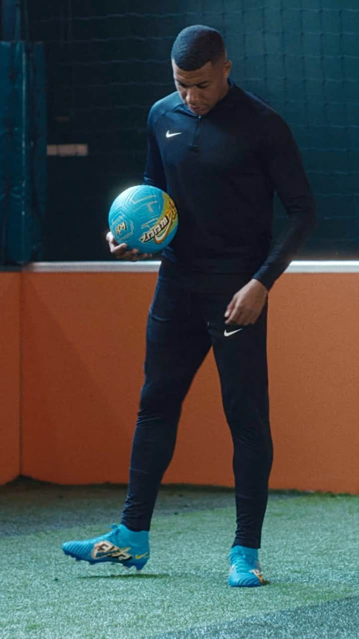 キリアン・エムバペのインスタグラム：「⚡ 😝 🤷 @NikeFootball #Mercurial」