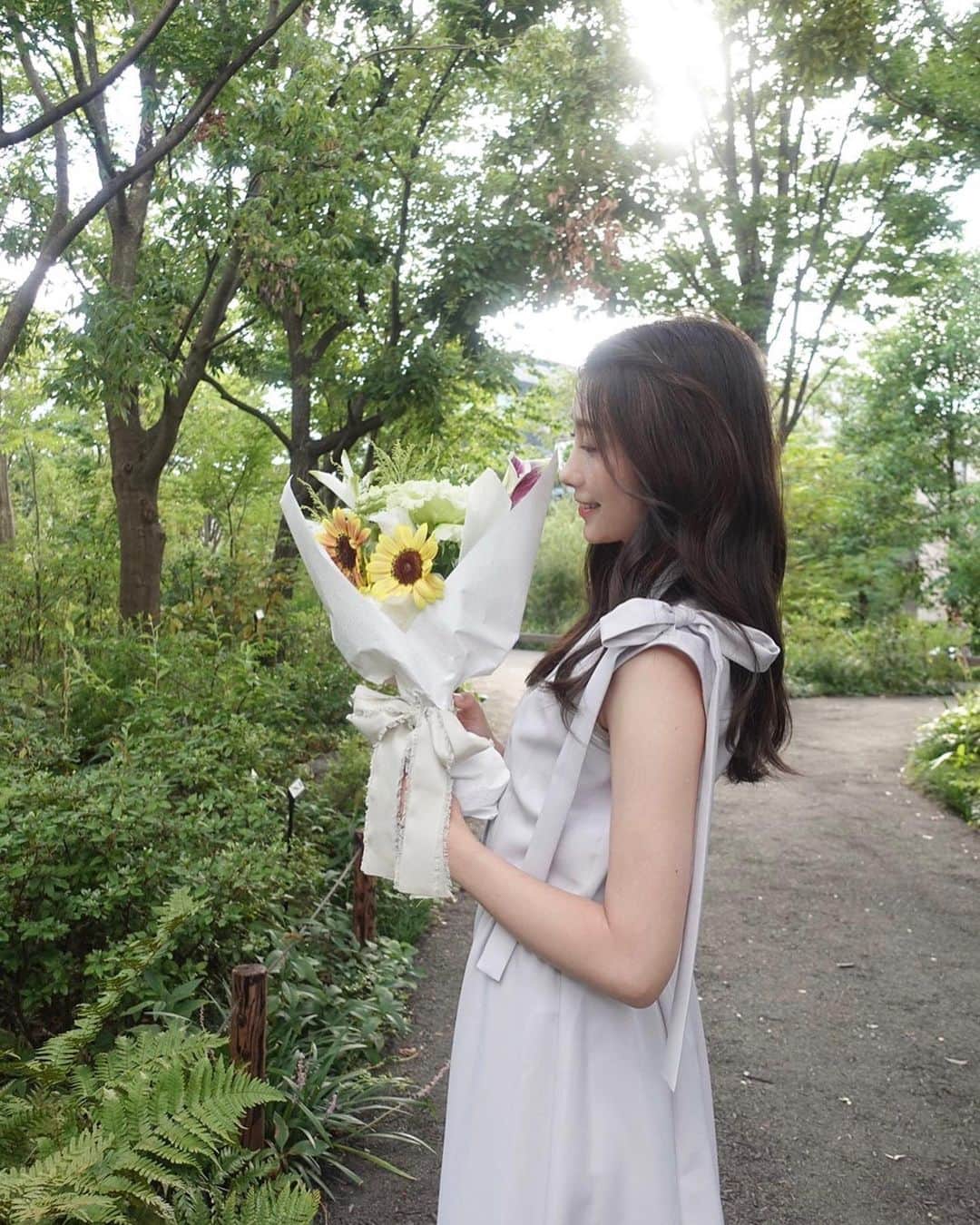 伊藤友里のインスタグラム：「このかわいい花束 なんと　@yukakokurosaka0606 が 世界にひとつのわたしだけの花束を作ってくれました🎂🌻  お花選びからラッピングまでひとつひとつ考えてくれたと思うと🥹✨  ウェディングフォトばりの写真も撮ってくれて😂🫶  ゆかこがイメージしてくれたこの花束に少しでも近づきたいな💐  #花束 #ブーケ #ひまわり #誕生日」