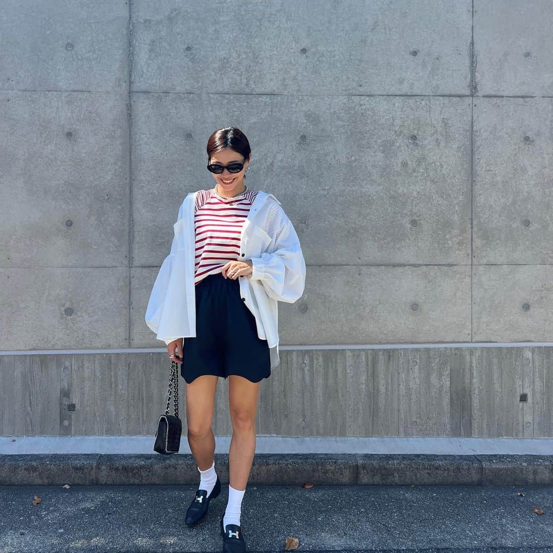 ayu kagawaのインスタグラム：「red border × over shirts❤️  この組み合わせも良い🫶  やっぱりボーダーってポイントになるし可愛いな😌  カジュアルなアイテムもカジュアルになりすぎずどこか女性らしく着れるボートネックがポイント🫶  今年の秋はこんなスタイルが多くなりそう♡  Q&Aでも質問頂いていたのでover shirtsはwhite/blackそれぞれ合わせてみたけどどちらも好き🥹🫶」