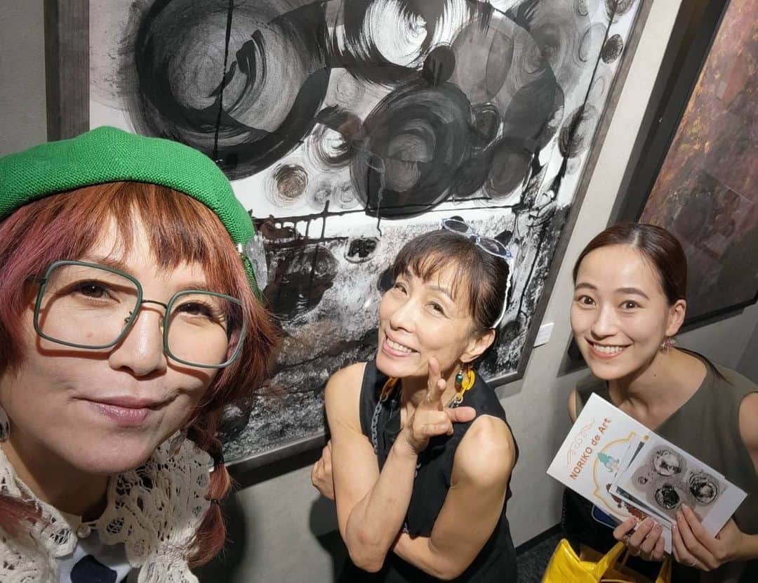 金井憧れさんのインスタグラム写真 - (金井憧れInstagram)「展示会が夢🎨✨  舞台やギャラリーで表現するかっこよさをたくさん教えてくださるあきさん✨✨ いつもありがとうございます！  #小橋亜樹 さん #akiyooshi さん @kohashiaki   素敵なアーティストさん @noriko_de_art  にも お会いできて幸せ時間でした🤍」8月29日 15時54分 - akogare.kanai