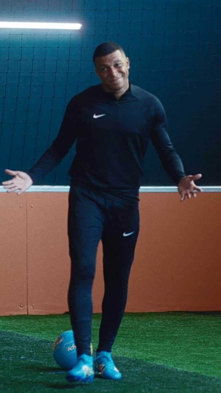 ナイキフットボールのインスタグラム：「Modern technology 🎥 not keeping up with unreal speed, means take after take 🎬 🏃 @k.mbappe   #NikeFootball #Mercurial」