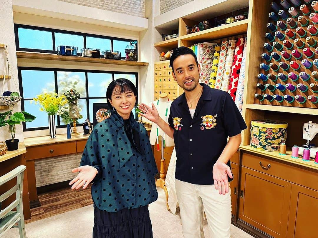 野村佑香のインスタグラム：「今週の『すてきにハンドメイド』出演いたします🪡🧵💗  「みんなでおしゃれを楽しむ！ストールえりのケープ」  “みんな”って、どんなみんななのかって、 若い人も、歳を重ねた方も、 元気な方も、ちょっと元気のない方も、車椅子を使用されている方も、みんなみーんなが、1枚プラスすると特別な気分になれちゃう✨  そんな素敵なケープの作り方、 一緒に教えていただきましょう♬  実は司会の洋輔さんは同い年❗️ 洋輔さんはナチュラルでいつも温かく迎えてくださって、  スタッフさん達とも和気藹々とても和やかな雰囲気作りをしてくださるので、 楽しく撮影が進んでゆきます♬  3度目でお邪魔しますが、いつも撮影に行くのが楽しみなんです😊  今回も同級生コンビでワイワイと撮影いたしました😁  「すてきにハンドメイド 〜みんなで楽しむ！ストールえりのケープ〜」 Eテレ　8/31(木)21：30～21：54　  ぜひ、ご覧ください❣️  #すてきにハンドメイド #eテレ#ハンドメイド#ケープ#ストール#すてきにハンドメイド9月号#作り方#趣味#同級生」