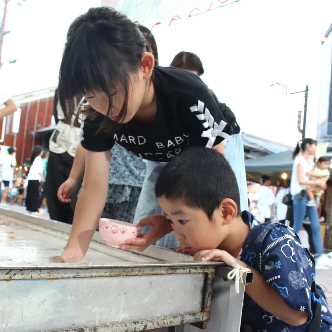 滋賀県長浜市さんのインスタグラム写真 - (滋賀県長浜市Instagram)「８月22日～25日、木之本地蔵坂一帯で、ふるさと夏まつりが開催。 最終日には、一帯は多くの人でにぎわいました。 950発の花火も打ち上げられ、人々は美しい花火を眺めながら夏の風物詩を楽しんでいました。 #長浜市 #木之本地蔵院　#ふるさと夏まつり」8月29日 16時00分 - nagahama_city