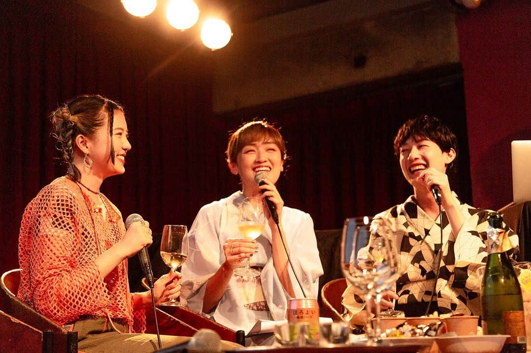 Block.fmさんのインスタグラム写真 - (Block.fmInstagram)「「本音でblock酒」公開収録イベントレポートもblock.fmサイトにて公開されています🍸🌙  ＊＊＊  フルラインナップが発表され即ソールドアウトした「本音でblock酒」公開収録イベント。開催当日の8月7日は猛暑の中、“スナックblock”開店と同時に、初の公開収録を楽しもうとリスナーが続々と来店しました。  満員御礼の店内に最初に登場したのは、当スナックのママ、RUNG HYANGとチーママの向井太一。見目も涼やかな浴衣姿での登場に、早速客席からは大きな歓声と拍手が沸き起こります。  リスナーの顔を見ながらラジオができることが嬉しいと話すRUNG HYANGと向井太一の掛け声をきっかけに、みんなで乾杯して収録がスタート。ゲストにはYonYon、おかもとえみ、YOUYAが入れ替わり立ち替わり来店し、ママ&チーママとのトークを繰り広げました。  続きはプロフィール→Linkin.Bioから👀  💠ママ：RUNG HYANG @runghyang  💠チーママ：向井太一 @taichi313  💠ゲスト：YOUYA @matsushitayuya おかもとえみ @okp_emi YonYon @yonyon.j  💠DJ：TJO @tjo_dj   💠会場：7th FLOOR @7thfloornanakai   Photo: WOODDY @wooddy2017   #blockfm  #本音でblock酒 #スナックblock  #カラオケDJ #DDJFLX10」8月29日 16時01分 - blockfm