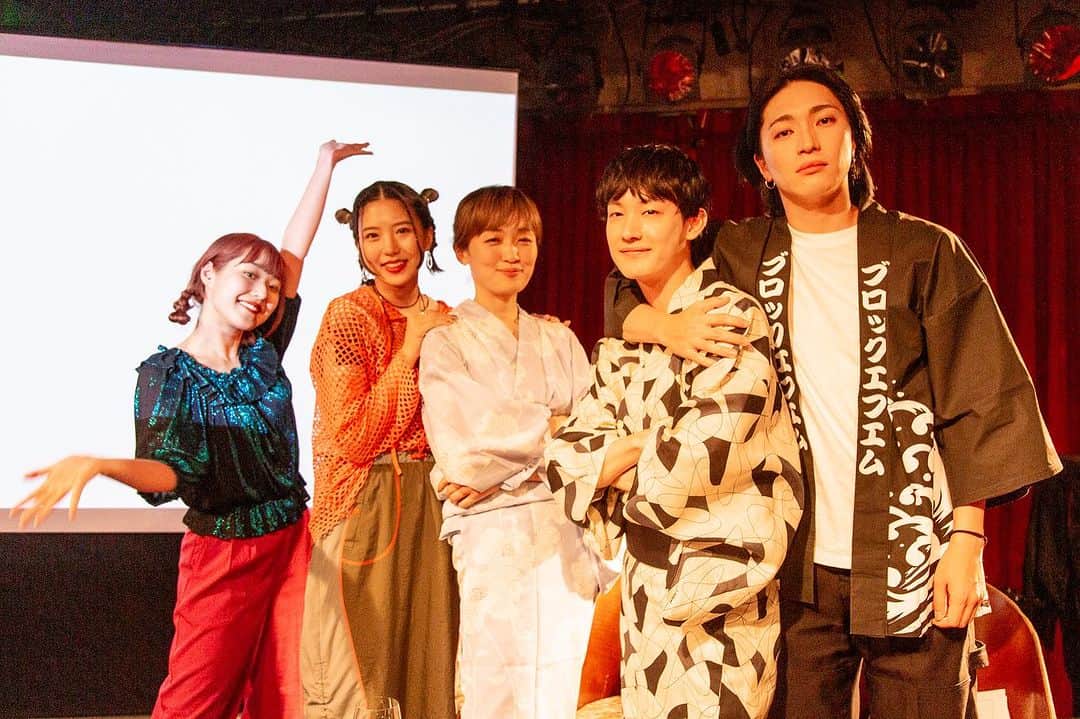 Block.fmのインスタグラム：「「本音でblock酒」公開収録イベントレポートもblock.fmサイトにて公開されています🍸🌙  ＊＊＊  フルラインナップが発表され即ソールドアウトした「本音でblock酒」公開収録イベント。開催当日の8月7日は猛暑の中、“スナックblock”開店と同時に、初の公開収録を楽しもうとリスナーが続々と来店しました。  満員御礼の店内に最初に登場したのは、当スナックのママ、RUNG HYANGとチーママの向井太一。見目も涼やかな浴衣姿での登場に、早速客席からは大きな歓声と拍手が沸き起こります。  リスナーの顔を見ながらラジオができることが嬉しいと話すRUNG HYANGと向井太一の掛け声をきっかけに、みんなで乾杯して収録がスタート。ゲストにはYonYon、おかもとえみ、YOUYAが入れ替わり立ち替わり来店し、ママ&チーママとのトークを繰り広げました。  続きはプロフィール→Linkin.Bioから👀  💠ママ：RUNG HYANG @runghyang  💠チーママ：向井太一 @taichi313  💠ゲスト：YOUYA @matsushitayuya おかもとえみ @okp_emi YonYon @yonyon.j  💠DJ：TJO @tjo_dj   💠会場：7th FLOOR @7thfloornanakai   Photo: WOODDY @wooddy2017   #blockfm  #本音でblock酒 #スナックblock  #カラオケDJ #DDJFLX10」