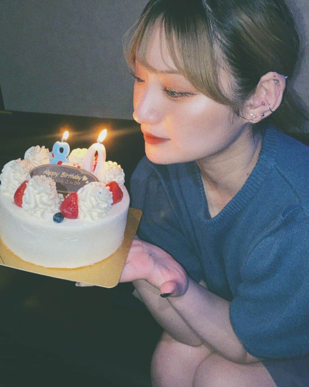 髙塚夏生のインスタグラム：「． 23歳になりました！ 今私の周りに居てくれてる方に心から感謝です。 それ以外何も言う事ない幸せ(*´-`)  #ケーキのろうそく #80歳　#おいらさん」