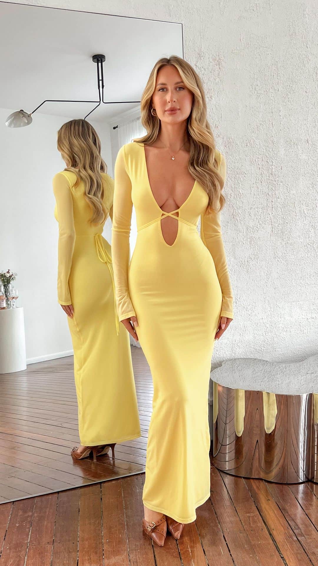 Beginning Boutiqueのインスタグラム：「1 dress, 2 ways to wear ✨ Our best-selling Monni Maxi Dress is now available in the perfect shade of yellow!」