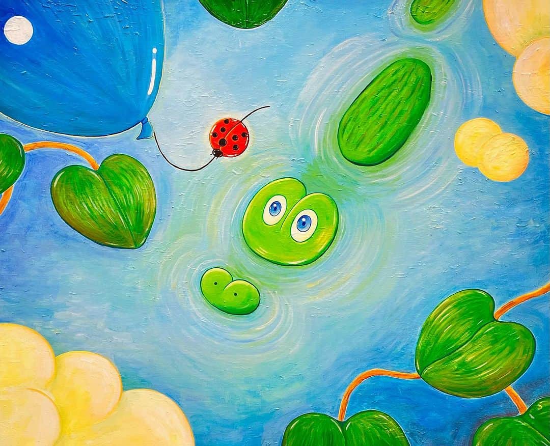 小池花瑠奈のインスタグラム：「・  東急プラザ渋谷・個展 展示作品🎐  Title🖼️ 【Shall we fly?】 (oil on canvas)  📖作品解説📖  てんとう虫との出逢いの瞬間を描きました。  ワニは旅を始めるまで、川に生息するただのワニでした。 自分のいる世界がどうも居心地の良くなかったワニは、いつも空ばかり見ていました。 空を飛べる生き物に生まれたかったと思っていたのです。  ある晴れた日、ワニはいつものように空を眺めていたら、そよ風と共に青い風船に乗ったてんとう虫が飛んできました。 てんとう虫は自分の羽で飛べるはずのに、風船に早るされて飛んでいます。 てんとう虫は「僕がひとりで飛べる高さには限度があるから、風船でもっと高く飛んでいくんだ」と言いました。  飛びたいなら飛べばいいのに。風船に乗って、飛んでいかない？  そんなお誘いをしながらてんとう虫は風に吹かれて高く飛んでいってしまいました。 驚いたワニの目は風船色に染まっています。  澄んだ空気の中で涼風と感じるような清涼感のある色使いを目指し制作致しました。 (※てんとう虫は太陽・天(お天道様)へと向かって上へ上へと飛び立つことから太陽神の御使いとも言われています。 それが名前の由来です。また実際に悪い虫を食べてくれるてんとう虫は農作物の強い味方でもあります。 豊穣や幸運をもたらし、災いを駆除してくれる縁起の良い虫とされています。）  【サイズ】 F30(910×727mm)」