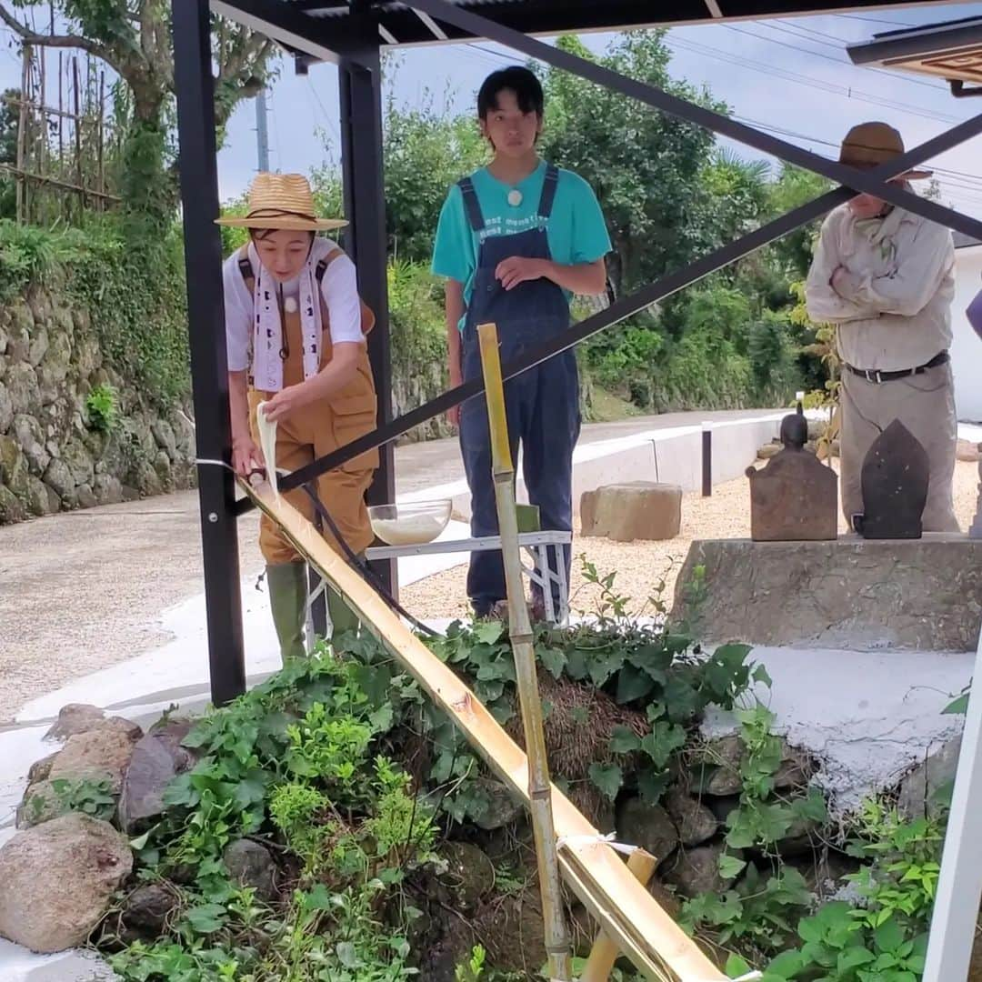 財前直見さんのインスタグラム写真 - (財前直見Instagram)「🍙 田舎での一大？イベント！ じいじの腕がなってます笑 今夜の「家事ヤロウ!!!」で！🤗 🍙 #田舎 #杵築 #イベント！ #流しそうめん #家事ヤロウ!!! #じいじ の #腕がなる #直見工房 #財前直見 #🍙」8月29日 16時08分 - naomi_zaizen_official