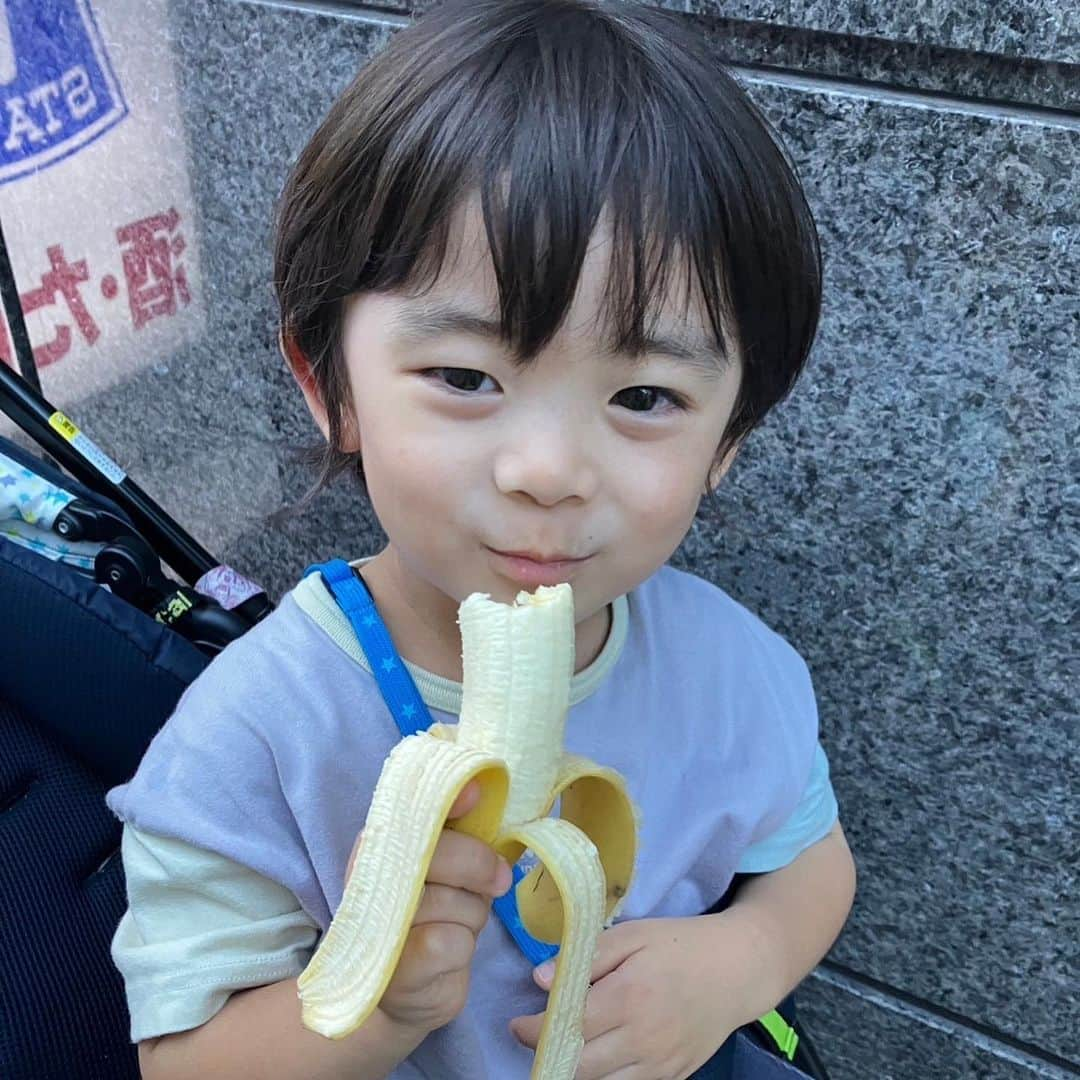 佐藤遙灯さんのインスタグラム写真 - (佐藤遙灯Instagram)「・ 暑くてとろけるはると🧒 元気にバナナをほおばるたすく👦 ・ #はるたす #2023なつやすみ #佐藤兄弟 #佐藤遙灯  #スペースクラフト #スペースクラフトジュニア」8月29日 16時11分 - sato_haruto__official