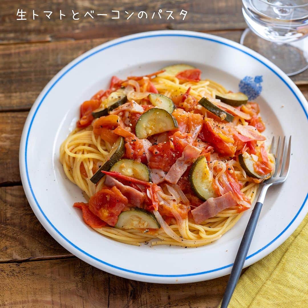 アルペンザルツ公式Instagramのインスタグラム：「レシピあり 「生トマトとベーコンのパスタ」の作り方 * 夏野菜をたっぷり使ったパスタのご紹介です❤︎ * 今回のレシピは、 @tokyo831_com さんに作ってもらいました！ * ∴♔∴∴♔∴∴♔∴∴♔∴∴♔∴∴♔∴∴♔∴∴♔∴∴♔∴∴♔∴ 気軽にフォローして下さいね❤︎ いいねやコメントも励みになります！ 公式アカウント⇰〖 @alpensalz_jp 〗 ∴♔∴∴♔∴∴♔∴∴♔∴∴♔∴∴♔∴∴♔∴∴♔∴∴♔∴∴♔∴ * [五十嵐さんからのワンポイント] 生トマトを使って、フレッシュな味わいに仕上げます。 ぜひ参考に作ってみてくださいね！ ． ✈「ドイツを巡る旅」ご招待キャンペーン✈ . ． 「アルペンザルツのふるさとドイツを巡る旅」ご招待キャンペーンが本日スタート！ . 毎年ご好評いただいているキャンペーン、今年は旅行内容を少しリニューアルしています。 A賞「ドイツを巡る旅」は、中世の面影を残す旧市街が美しいハイデルベルク、”中世の宝石“と称される街並みが残るローテンブルク、ロマンチック街道を通ってノイシュバンシュタインを訪れてミュンヘンへ。ミュンヘンでは、アルペンザルツの原産地である岩塩鉱山へご案内いたします。他では体験できないオリジナルツアーへご招待します。 . 🎁応募方法 プロフィールのURLからご応募ください。 どなたでも簡単にご応募いただけます！ www.alpensalz.jp . 🎁応募期間 2023年8月31日(木)23:59まで .  🎁プレゼント賞品 A賞：ドイツを巡る旅 (2組4名様) B賞：アルペンザルツとミニオンズオリジナルグミのセット (50名様) .  🎁注意事項 旅行の日程や参加条件などは、キャンペーン特設サイトをご確認ください。 * * ∴♔∴∴♔∴ Ⓡ Ⓔ Ⓒ Ⓘ Ⓟ Ⓔ ∴♔∴∴♔∴ * スパゲッティ…200g ベーコン…40g トマト…3個（約600g） ズッキーニ…1/2本 たまねぎ…1/2個 にんにく…1片 オリーブオイル…大さじ1 アルペンザルツ…大さじ1 ハーブ入りアルペンザルツ…小さじ3/4 粗挽き黒こしょう…適量 * 【作り方】 ①ベーコンは1cm幅に切る。 トマトはざく切りに、ズッキーニは7〜8mm幅の半月切りに、たまねぎは薄切りに、にんにくはみじん切りにする。 * ②フライパンでオリーブオイル、にんにくを弱めの中火で熱する。香りがでてきたら、ベーコン、ズッキーニ、たまねぎを加え、しんなりするまで炒める。トマトを加えて炒め合わせる。 * ③ふたをして10分加熱する。ハーブ入りアルペンザルツ、粗挽き黒こしょうで味を調える。 * ④お湯を2リットル（分量外）沸かしてアルペンザルツを加え、スパゲッティをゆで、ざるにあげる。 * ⑤3に4を加えて和え、皿に盛り、粗挽き黒こしょうをふる。 * #アルペンザルツ #ドイツアルプスの旅 #美味しい塩 #絶景 #ドイツ #旅行 #海外旅行 #プレゼント #プレゼントキャンペーン #懸賞 #キャンペーン #岩塩  * #今日のごはん #手作りごはん #簡単レシピ #おかず #レシピ #食卓 #節約 #献立 #家庭料理 #節約生活 #自炊 #ランチ  #時短レシピ #簡単レシピ  #パスタ　#夏野菜」