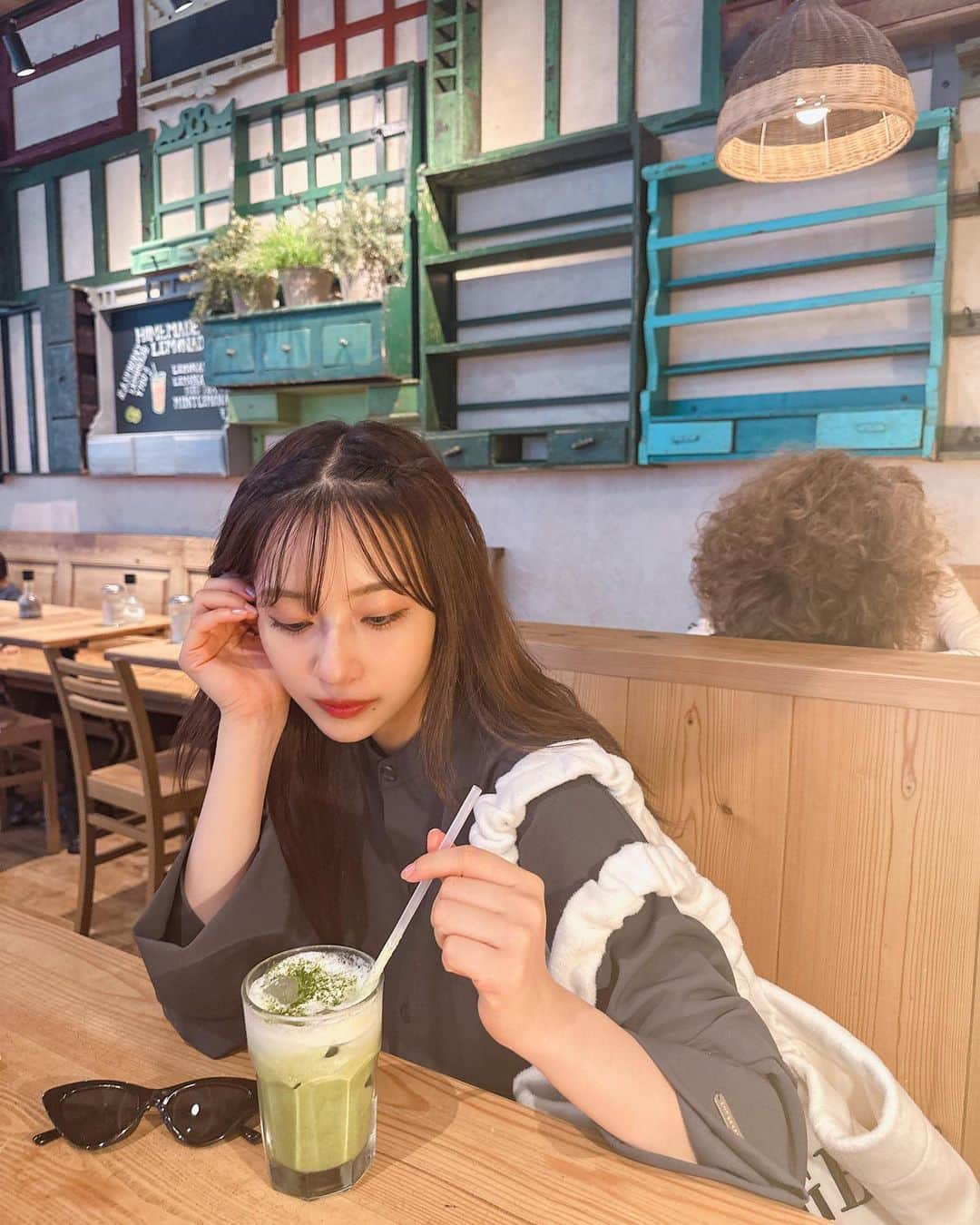 村瀬紗英のインスタグラム：「#dailylook  まっちゃん休憩🍵🌱  AWシャツがめちゃ人気です(: 前にも何度かフィードに載せてたニットベストとのコーデがセットで人気なの！嬉しい🥰 @andgeebee_official   昨夜スパイダーマンノーウェイホームやっとみれた〜🕷️ スパイダーマンが大好き！ユニバ行きたい🥹❤️」