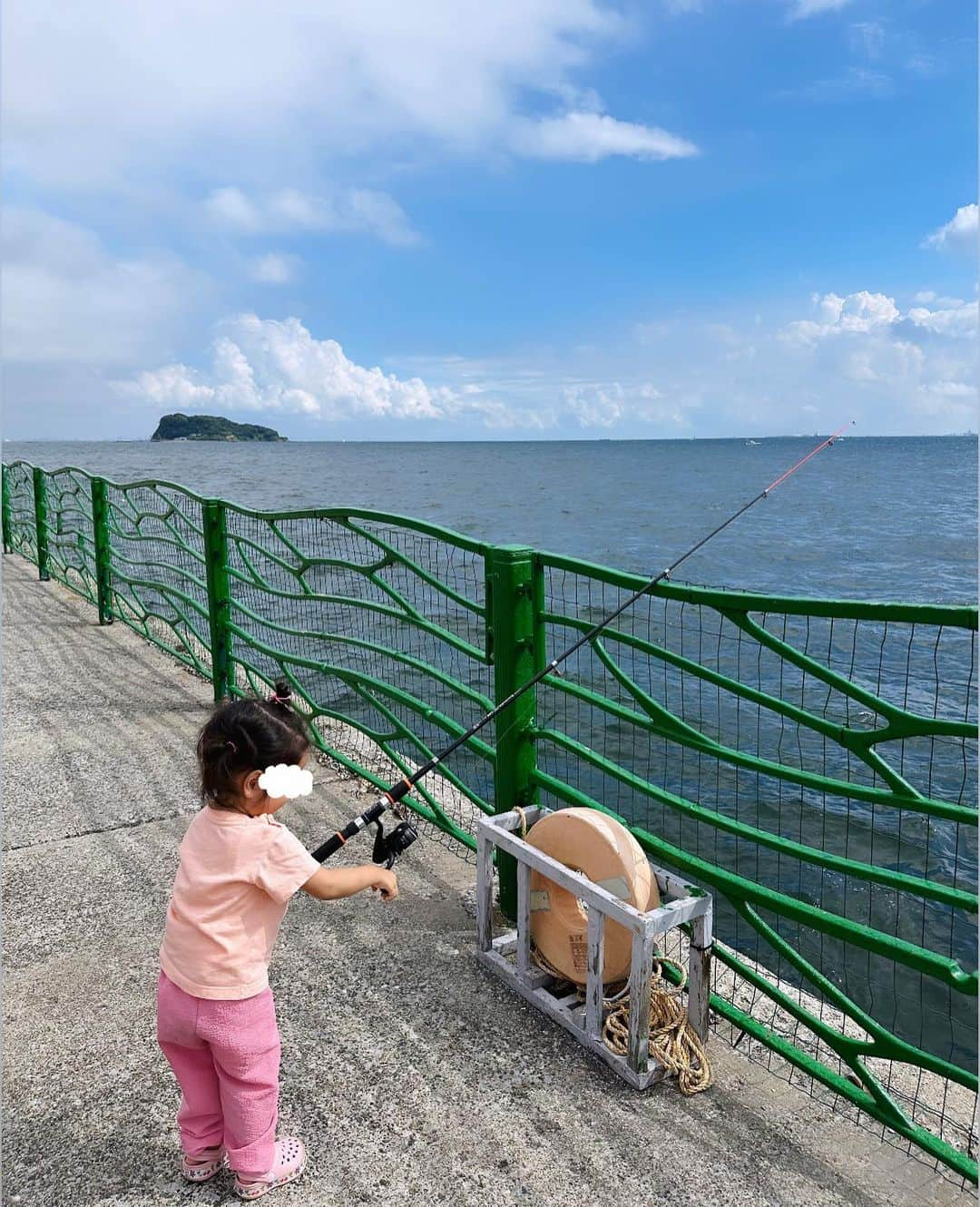 鈴木あきえさんのインスタグラム写真 - (鈴木あきえInstagram)「#横須賀海辺つり公園 へ行ってきました🐟  沖縄で釣りに目覚めてからの、都内近郊攻めです。笑  #海辺つり公園　は 安全対策フェンスや緊急時浮き輪などもあったり、 後ろの芝生エリアにはテントも貼れたりして 子連れ釣りにとても優しい環境でした🎣🩵  この日は #カワハギ #カサゴ #ベラ #オコゼ　（←毒持ってるの知らなかった😱隣のおじちゃんが教えてくれました🐟ありがとうございます🙏🏻）  が釣れたよ😊  早朝から行ったから、 たっぷり堪能したのに 撤退時はまだ昼。  そのあとは 中華街にぷらっと寄って帰ってきました〜🍥  いろんな釣りスポット探したい🎣」8月29日 16時17分 - akiesuzuki0312