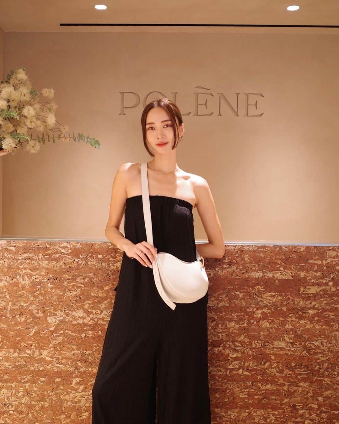 のインスタグラム：「@polene_paris  日本初の路面店が9/1 青山にグランドオープン。  バックはもちろん 空間全て素材1つ1つこだわって作られていてアートそのものでした✨  polèneのバックは私もたくさん持ってるほど大好きです。 ミニレザーグッツやアクセサリーもあるのでチェックしてみてください🤍  #polene #poleneparis #aoyama #tokyo」