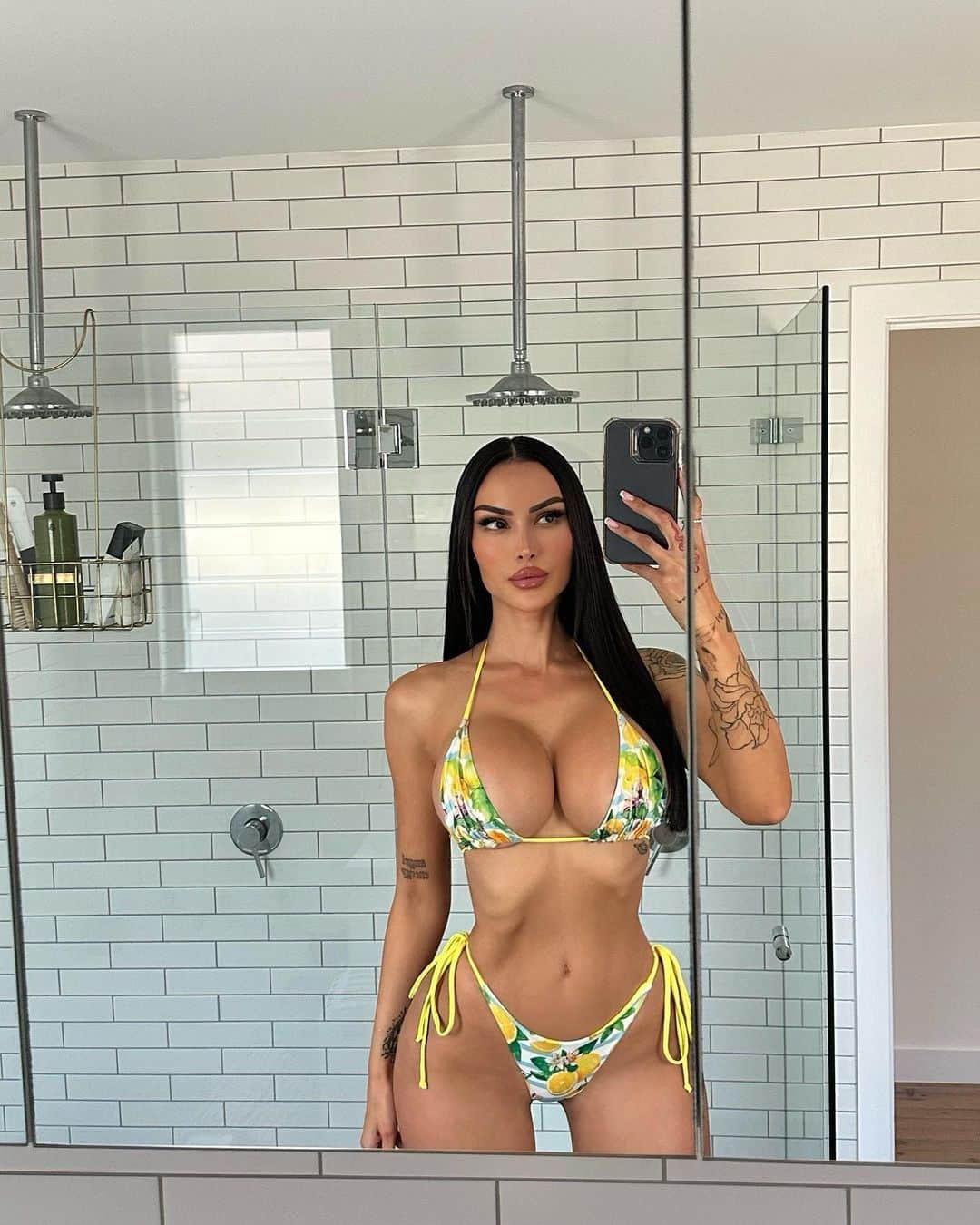 ANNELESE MILTONのインスタグラム：「The sweetest thing 🍋」