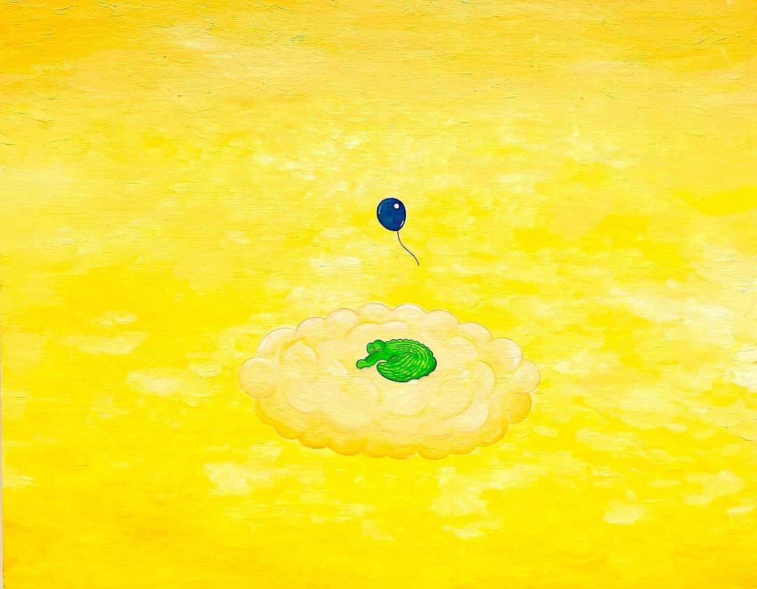 小池花瑠奈のインスタグラム：「・  東急プラザ渋谷・個展 展示作品  Title🖼️ 【もう少しだけ】  (oil on canvas)  …📖作品解説📖…  ・・・旅の途中で眠い眠いワニ。  ふかふかの雲を見つけたので一休みのつもりが、 熱睡してしまいました。  すやすやと、とろみのある 夢の海に沈んでしまいます。  それは、優しく懐かしいあの日の夢でした。  旅を続ける前に、もう少し このあたたかさを感じていたいワニ。  身体の内からぽかぽかと、体温の上がる ような作品にしたいと思い制作しました。  ひだまりのような光とあたたかさ、 瞼の裏で感じるほのかな眩しさ、まどろみを 色彩と雲で表現しました。  【サイズ】 F30」