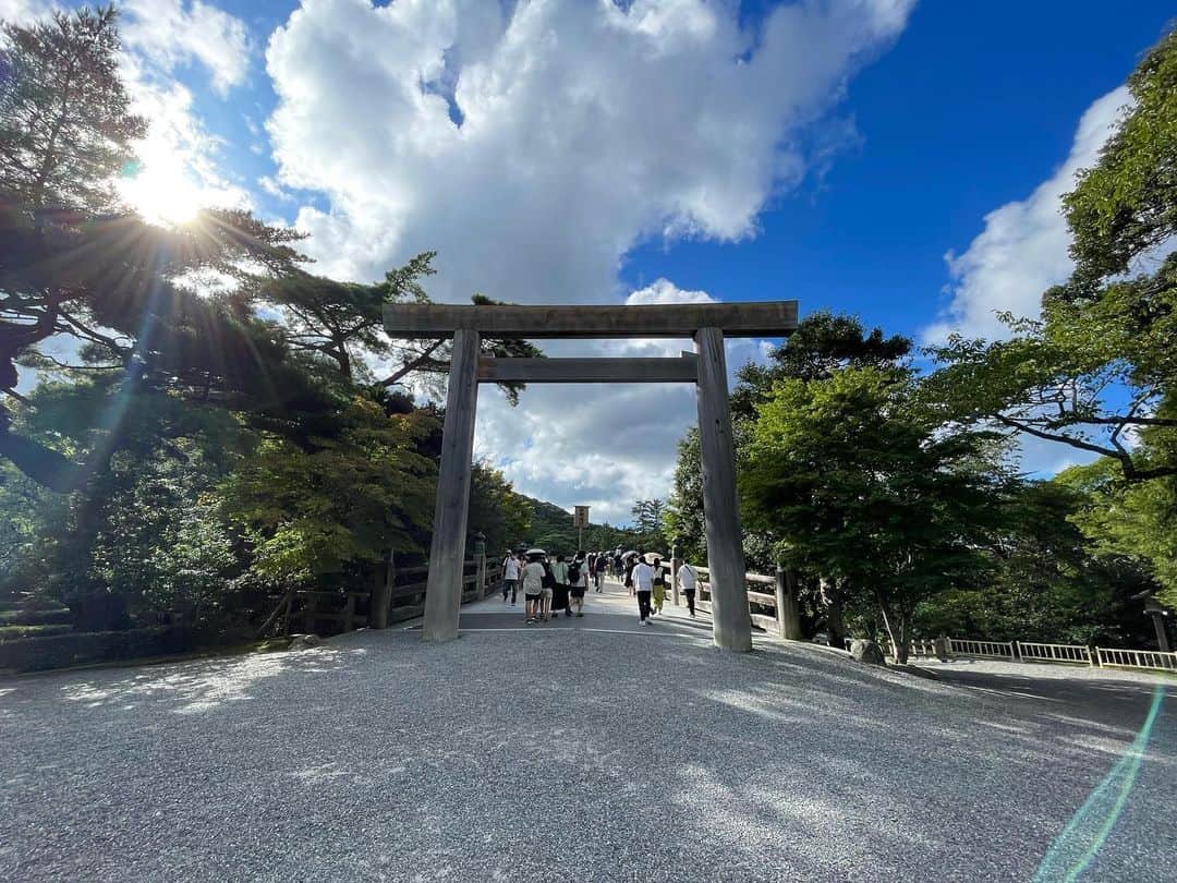 島田彩のインスタグラム：「️⛩️ 愛知入りの日に時間があったので念願の伊勢神宮にお参りに行ってきたんです。 こちらの空気は本当に特別だね。  皆様にお裾分け。  さて、コンサートの稽古に戻ったのですが…けっこう…踊ってます😆笑　 昨日は懐かしいあの曲でダンシングな一日でした。  さぁて、本番まで詰め込むぞー！」