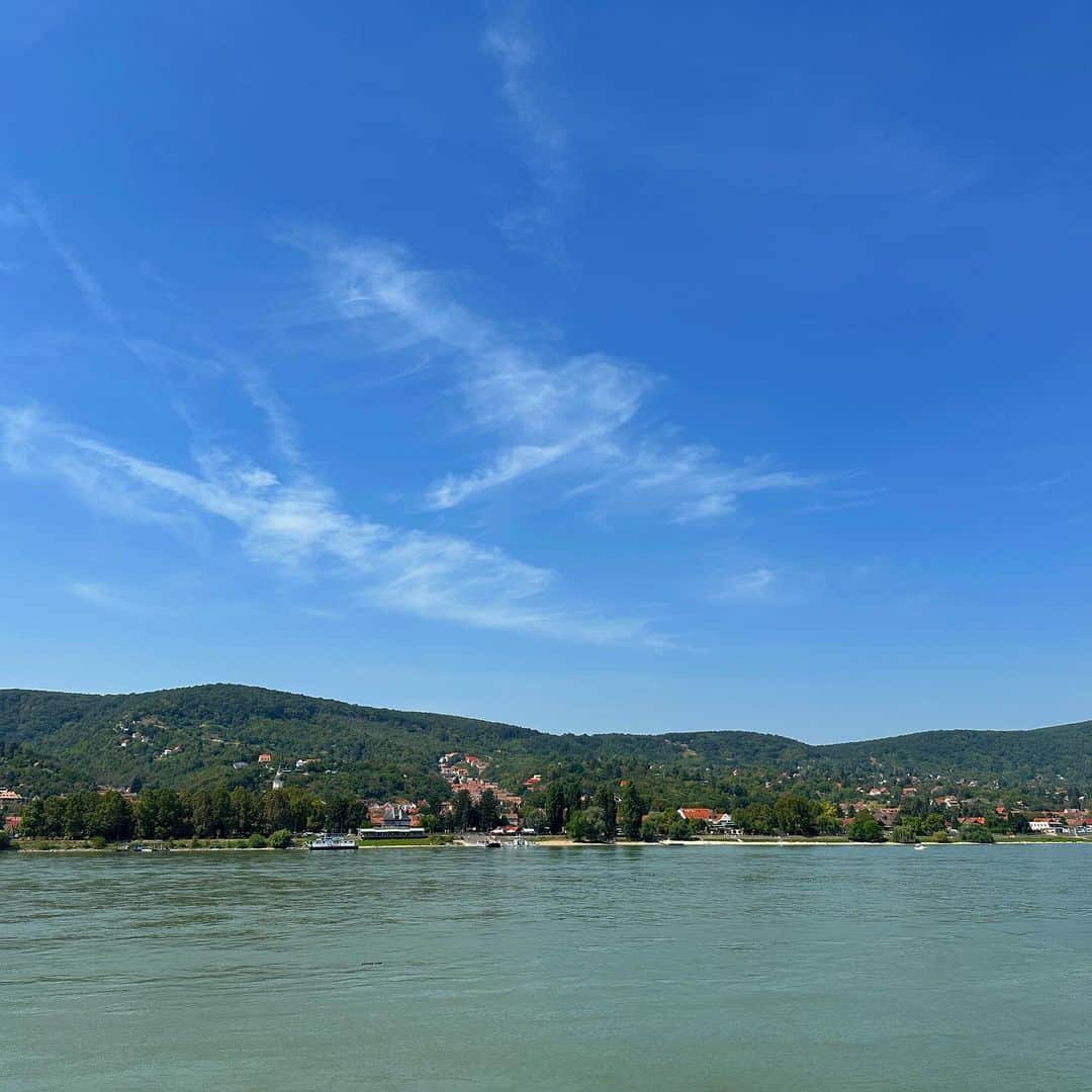 新田朝子さんのインスタグラム写真 - (新田朝子Instagram)「📍 #Visegrád #Hungary  #ブダペスト からバスで #ビシェグラード まで行ってきました🚌山の上のお城から絶景を眺めながら、猛暑の中たまに感じられるそよ風に癒されました。  ちなみに観光価格は高めのハンガリーですが、ローカルバスだと、往復(片道30km)で日本円にすると約650円でお得。  #travelphotography #travellover #hungary #visegrad #visegradcastle   #ハンガリー #東欧 #ハンガリー旅行 #海外旅行好きな人と繋がりたい #海外在住 #🇭🇺」8月29日 16時37分 - asako.nitta
