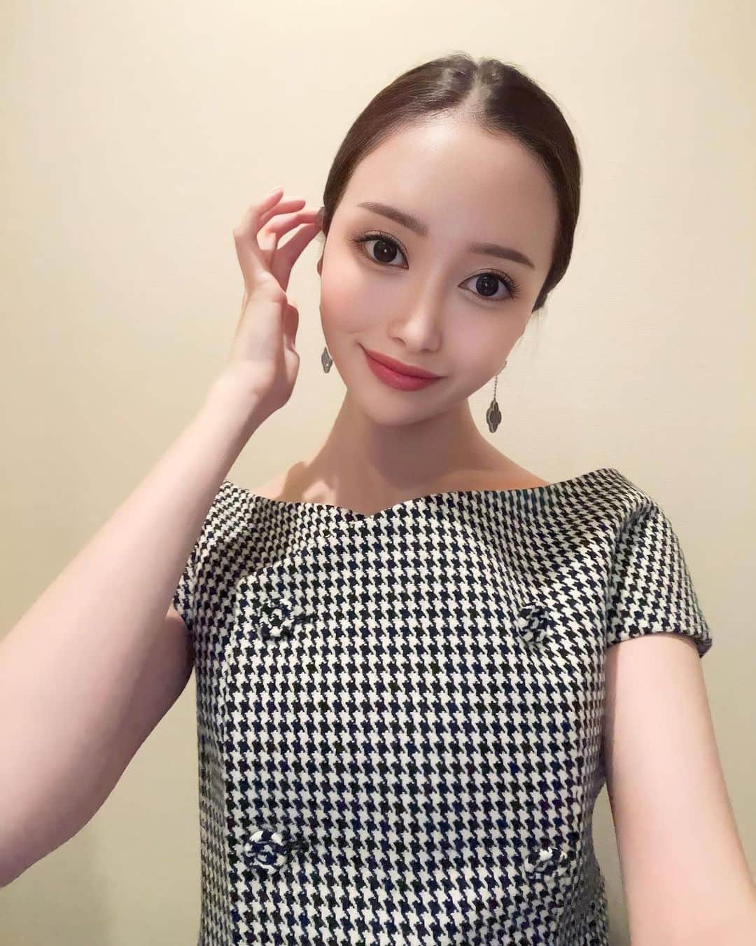 小川真葵のインスタグラム：「珍しく @dior 🖤🤍 あえてのピタッとヘア。 お洋服の存在感が強い時は ヘアメはアクセは控えめ。  #dior #diorpretaporter #vancleefarpels  #selfie #ootd #fashion」
