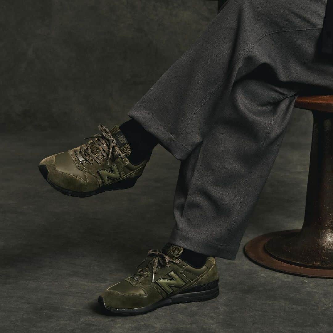 のインスタグラム：「New Balance 996 @newbalancelifestyle   1988年に登場。 不変の価値と存在感、定番アイテムの996  今年35周年という事で世代もライフスタイルも様々な35人の撮影と取材があり、その1人に選ばれました。自分の中で注目カラーのカーキ、ブラックコンビをセレクト。  #newbalance #996 #35th #1988」