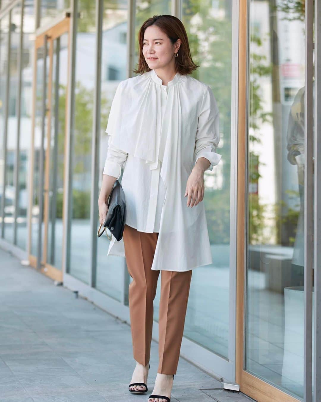 のインスタグラム：「【superiorcloset_ined_official】 秋ムードに整える、カラーチェンジは美脚パンツで  アシンメトリーデザインブラウス/la veille ¥35,200  美脚パンツ/INÉD ¥13,970  8/29〔Tue〕20:00〜 ◇Takumi Sato×Sari Kiri美脚パンツInstaLive◇ 佐藤匠さん〔@hello_takumi〕と桐嵯梨さん〔@_____sari〕と美脚パンツのおすすめポイントや着こなしを紹介します。是非ご覧ください。  #superiorcloset#m_maglie_le_cassetto#itsinternational#lifetobesuperior#inedclaro#フランドル#イネド#スーペリアクローゼット#マーリエ#マーリエルカセット#イッツインターナショナル#イネドクラロ#2023#新作#秋服#秋コーデ#クラシック#エレガント#キレイめコーデ#大人ファッション#美脚パンツ#パンツスタイル」