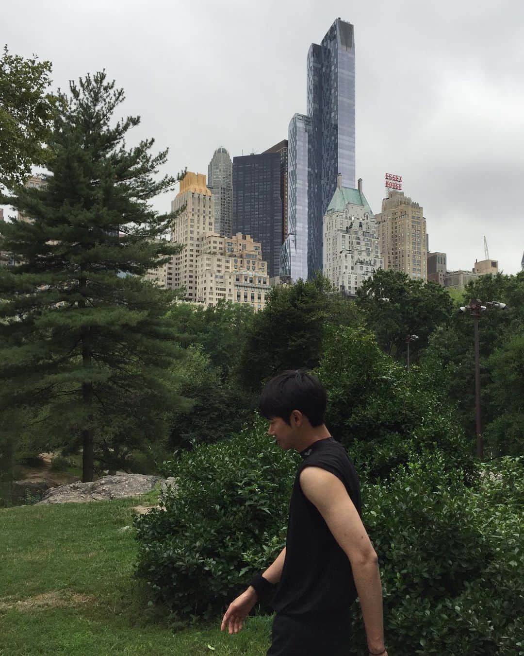 ファン・グァンヒのインスタグラム：「good afternoon🌳🤸🏻🏢📚」