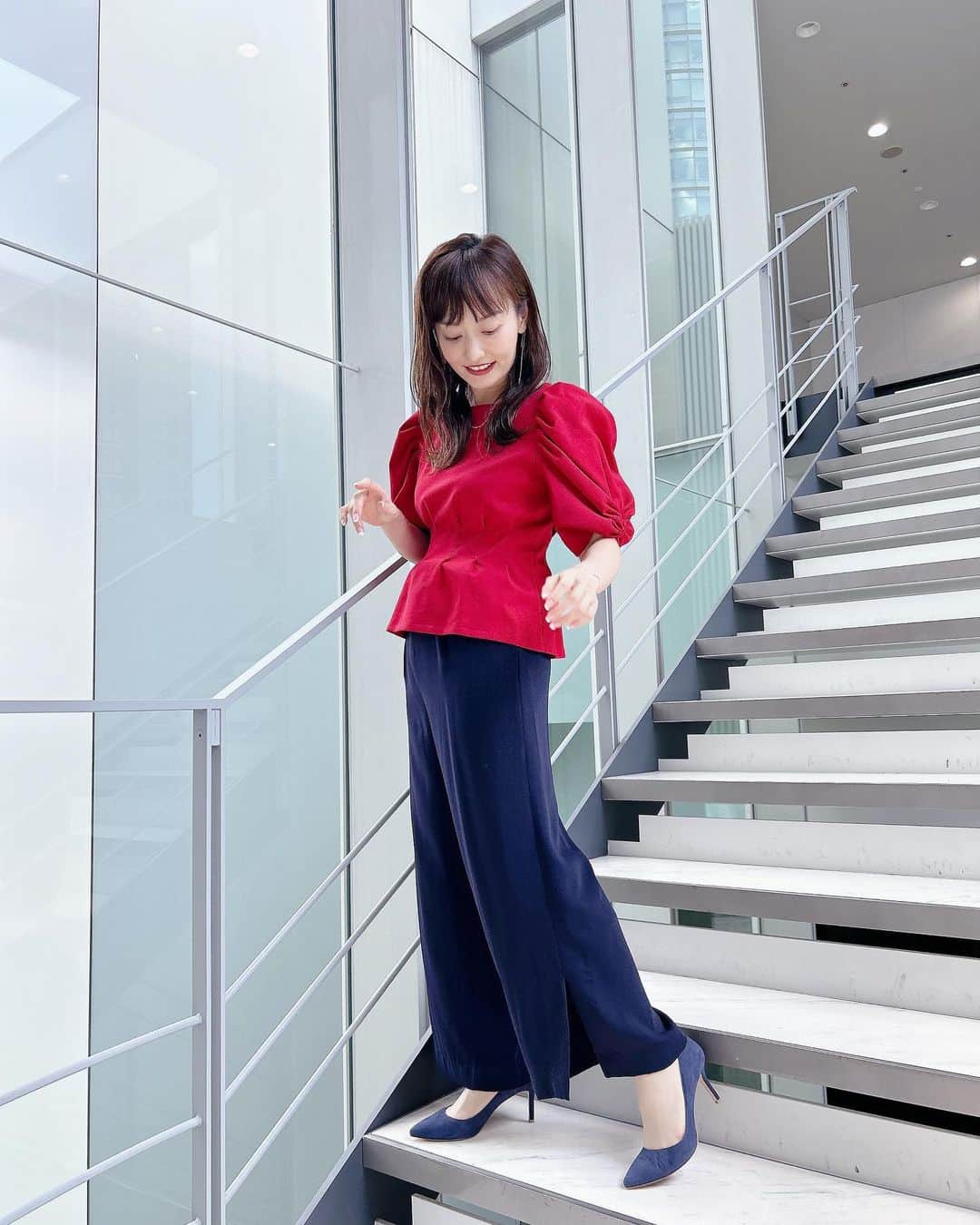 島本真衣のインスタグラム：「今日の衣装です🎤  #トップス #maglielecassetto  @m_maglie_le_cassetto_official   #パンツ #ined @superiorcloset_ined_official   #ピアス #ネックレス #ブレスレット @agete_official   #パンプス @kanematsu_official」