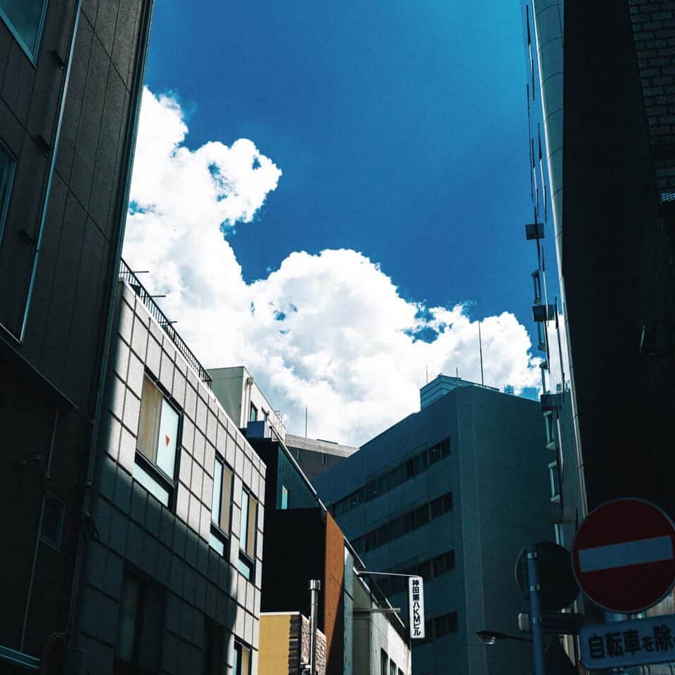 ほぼ日刊イトイ新聞さんのインスタグラム写真 - (ほぼ日刊イトイ新聞Instagram)「⁡ ⁡ ８月ももうすぐ終わり。 暑さでへとへとではありますが、 夏ならではの濃い空や強い光が やや名残惜しい気もします。 ⁡ この写真は、 東京・神保町の地下鉄出口から 見上げた、真夏らしい入道雲。 ⁡ 去年までほぼ日で連載をしていた、 写真家の仁科勝介（かつお）さんのコンテンツ、 「神田の写真」からの１枚です。 ⁡ かつおさんがつづる文章も 魅力的なこのコンテンツは、 プロフィールのリンク、あるいは、 下記URLからお読みいただけますよ。 ⁡ #仁科勝介 さん @katsuo247 #神田の写真 #ほぼ日 #ほぼ日刊イトイ新聞 #ほぼ日のよみもの #また読みたくなるコンテンツ ⁡ https://www.1101.com/n/s/kanda_katsuo/2021-09-02.html」8月29日 16時54分 - hobonichi1101