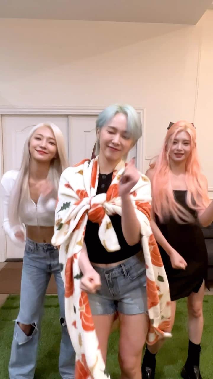 EVERGLOWのインスタグラム：「FOREVER만 생각하면 춤이 절로 나와😆 #EVERGLOW #에버글로우 #미아 #MIA #온다 #ONDA #이런 #YIREN」