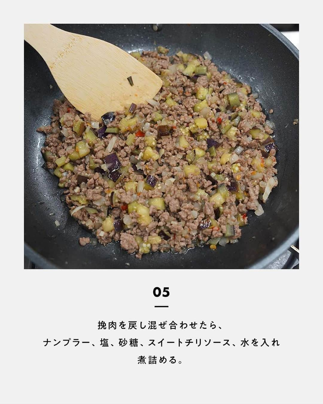 鳥羽周作さんのインスタグラム写真 - (鳥羽周作Instagram)「【食欲マシマシ！】エスニックひき肉ピーマンボート エスニックの香りが食欲を掻き立てます。 おつまみにもピッタリな1品です。  -------------------------  材料 ピーマン　3個 なす　2本 合い挽き肉　350g すりおろしニンニク　小さじ2 すりおろし生姜　小さじ2 玉ねぎ　1/2個 塩　適量 ナンプラー　大さじ1と2/3 塩　小さじ1/3 砂糖　小さじ2と1/2 スイートチリソース　大さじ1と2/3 水　100ml  作り方 ① ピーマンを半割りにして種とワタを除き、氷水にさらす。 玉ねぎはみじん切りにし、ナスは8mm角に切る。  ② フライパンにサラダ油を入れて熱し、挽肉を入れ軽く塩をし、木べらでほぐしながら炒める。 挽肉の色が変わるまで炒めたら、 一度ザルに上げて余分な油を切る。  ③ ②のフライパンにサラダ油を入れ、熱しニンニク、生姜を入れ香りが出るまで炒める。  ④ 玉ねぎを入れて全体に油が馴染んだら、ナスを入れて軽く塩をし、しんなりするまで炒める。  ⑤ 挽肉を戻し混ぜ合わせたら、ナンプラー、塩、砂糖、スイートチリソース、水を入れ煮詰める。  ⑥ しっかりと煮詰まったら、お皿に盛り付けてピーマンにのせてお召し上がりください。  #おうちごはん #料理  #簡単レシピ  #ピーマン #ひき肉 #エスニック料理 #エスニックひき肉ピーマンボート #おつまみ #ピーマンレシピ #ひき肉レシピ #今日のごはん #おうち時間」8月29日 19時00分 - ouchi_de_sio