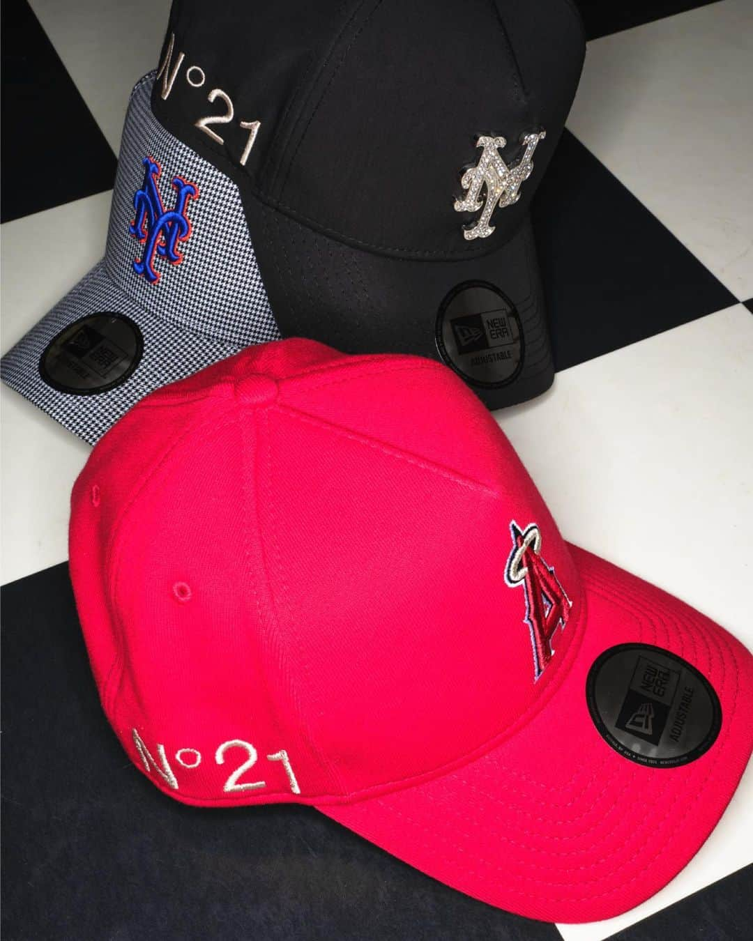 ヌメロ ヴェントゥーノさんのインスタグラム写真 - (ヌメロ ヴェントゥーノInstagram)「N21 x @mlb x @neweracap   #GARAGEVENTUNO Pop-Up Store will open tomorrow 30th August, at Hankyu Umeda, Osaka.  #N21xMLBxNEWERA #N21 by #ALESSANDRODELLACQUA」8月29日 16時55分 - numeroventuno