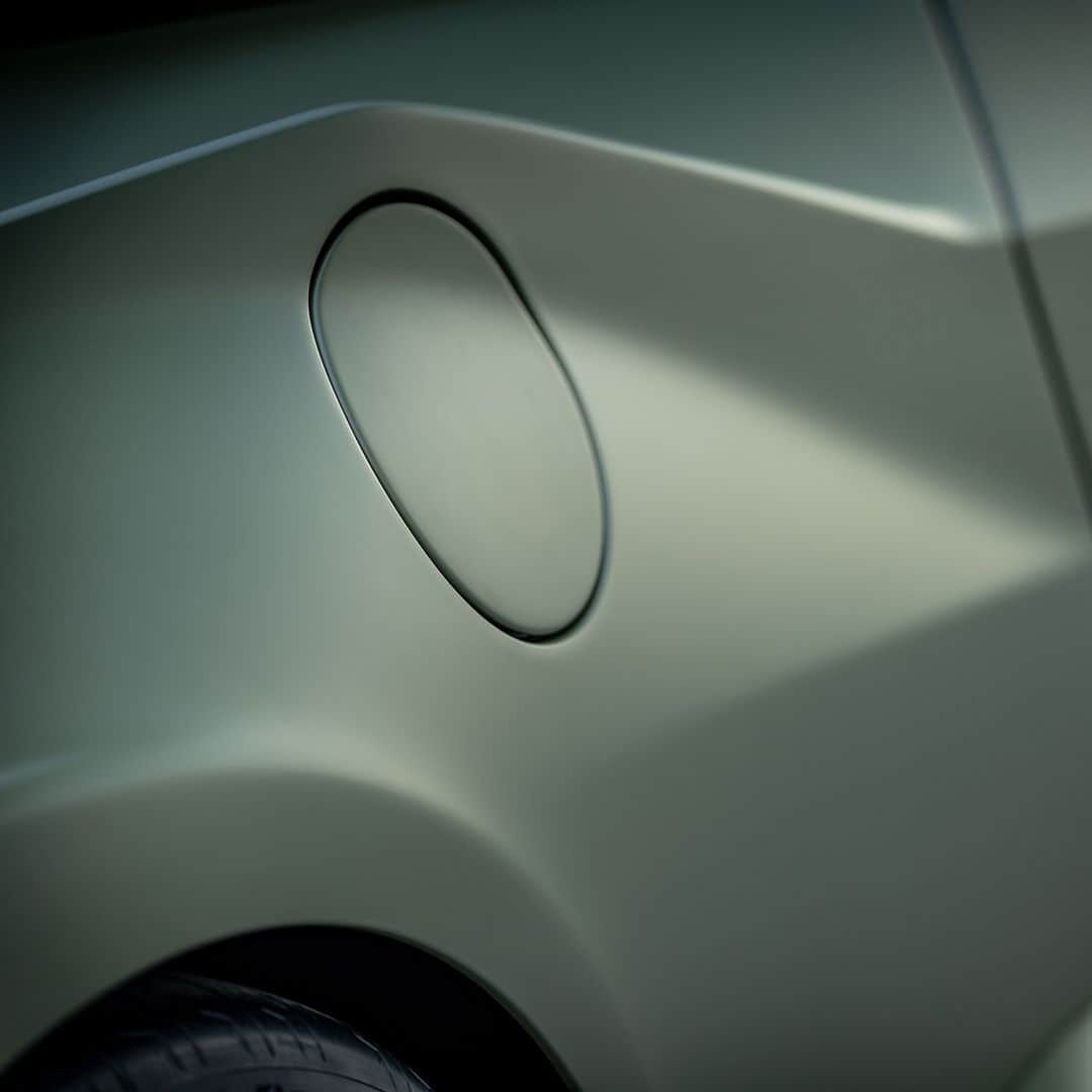 ランボルギーニさんのインスタグラム写真 - (ランボルギーニInstagram)「Huracán STO was designed not only to perform, but also to be attractive. That’s why it got painted with Nero Pulso faded in Verde Turbine on the outside and Nero Ade in contrast with Terra California Alcantara™ and Verde Aura for the heart.  #Lamborghini #HuracanSTO #BasedOnATrueStory #AdPersonam  __ Huracán STO: fuel consumption combined 13.9 l/100km; CO2-emissions combined 331 g/km (WLTP EU27)」8月29日 17時00分 - lamborghini
