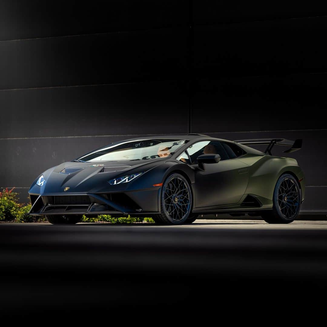 ランボルギーニのインスタグラム：「Huracán STO was designed not only to perform, but also to be attractive. That’s why it got painted with Nero Pulso faded in Verde Turbine on the outside and Nero Ade in contrast with Terra California Alcantara™ and Verde Aura for the heart.  #Lamborghini #HuracanSTO #BasedOnATrueStory #AdPersonam  __ Huracán STO: fuel consumption combined 13.9 l/100km; CO2-emissions combined 331 g/km (WLTP EU27)」