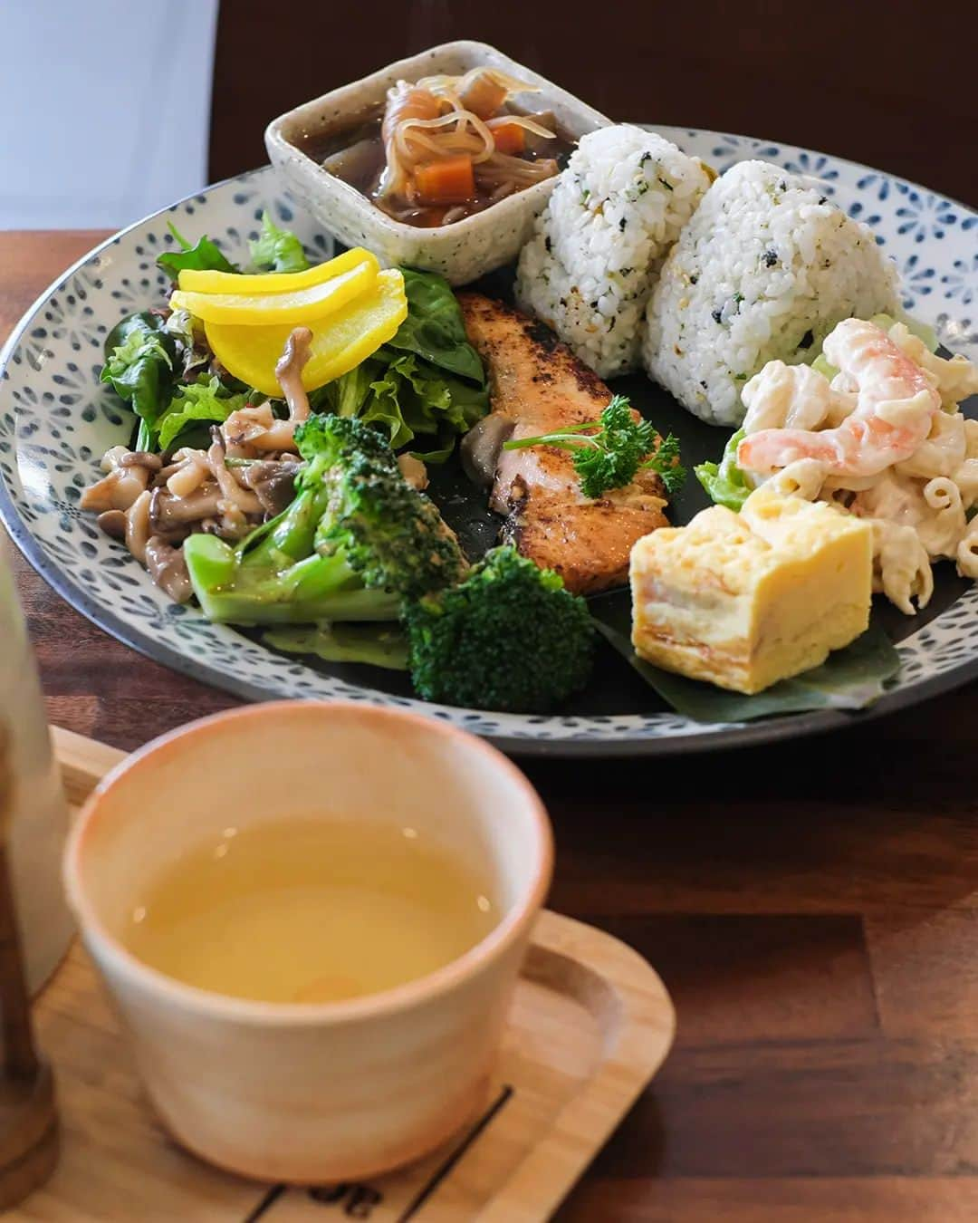 Erinaさんのインスタグラム写真 - (ErinaInstagram)「Oishii Japanese brekkie set🍙🍙  Feel like it's been so long since I last posted on here.  I've been quite busy focusing on work lately, but I think it's time for me to start taking it easy 🐌」8月29日 17時00分 - eliseaki