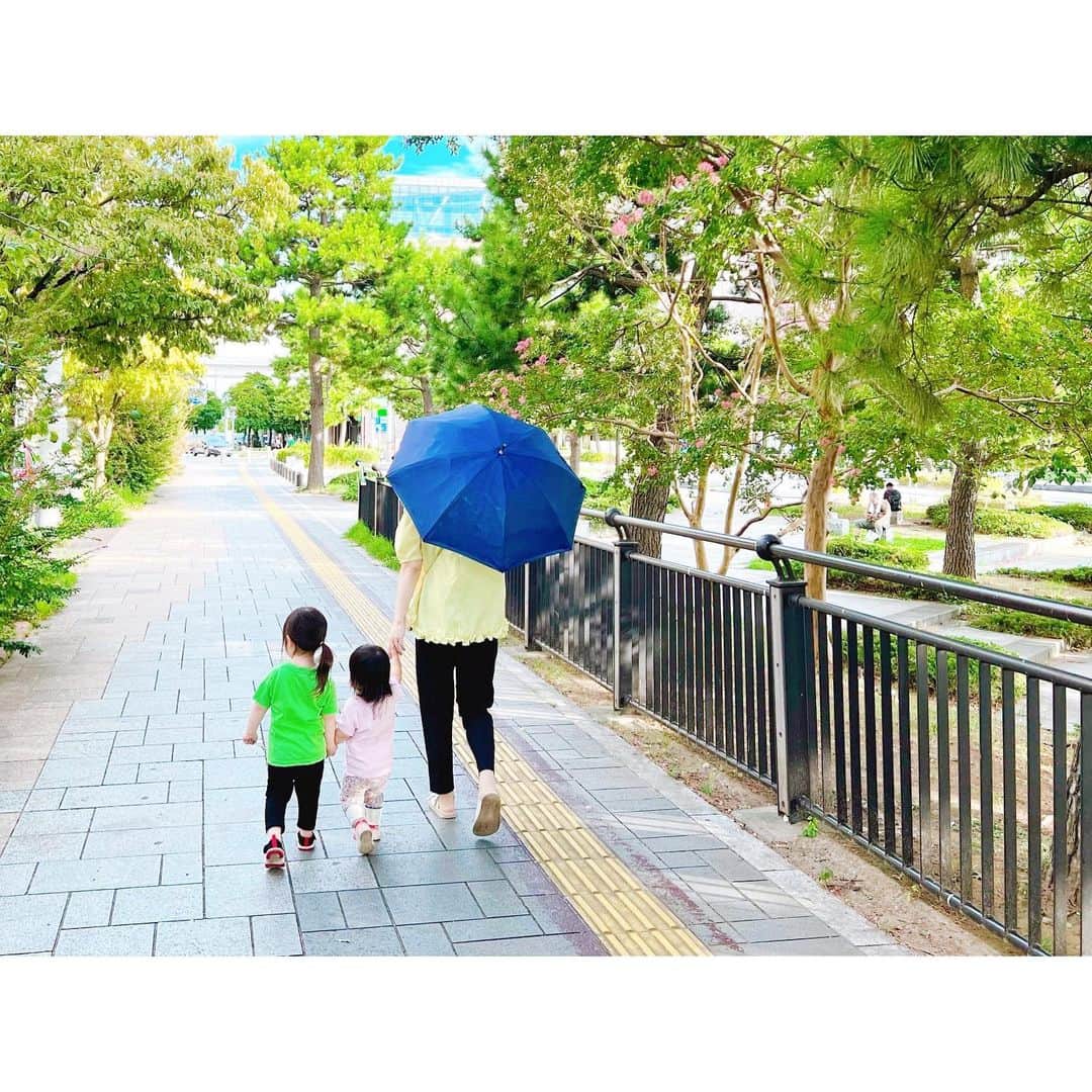 徳山沙季さんのインスタグラム写真 - (徳山沙季Instagram)「. 毎日暑いので　@estaa_official の傘を持ってお出かけしています☀︎ 断熱パラソルなので熱の吸収を抑えて傘の生地と生地の間には特殊な断熱シートを挟むことで 傘の内側の温度上昇を抑えてくれます◎ . 内側のデザインもとってもおしゃれ𓍯 軽いので持ち運びしやすく晴雨兼用なので突然の雨にも 対応可能です☔︎ . . @estaa_official  #estaa #傘 #長傘 #折りたたみ傘 #日傘 #PR #子どものいる暮らし #晴雨兼用 #断熱傘 #女の子ママ　#姉妹ママ　#二児ママ　#お出かけ」8月29日 17時00分 - saki.whitesnow