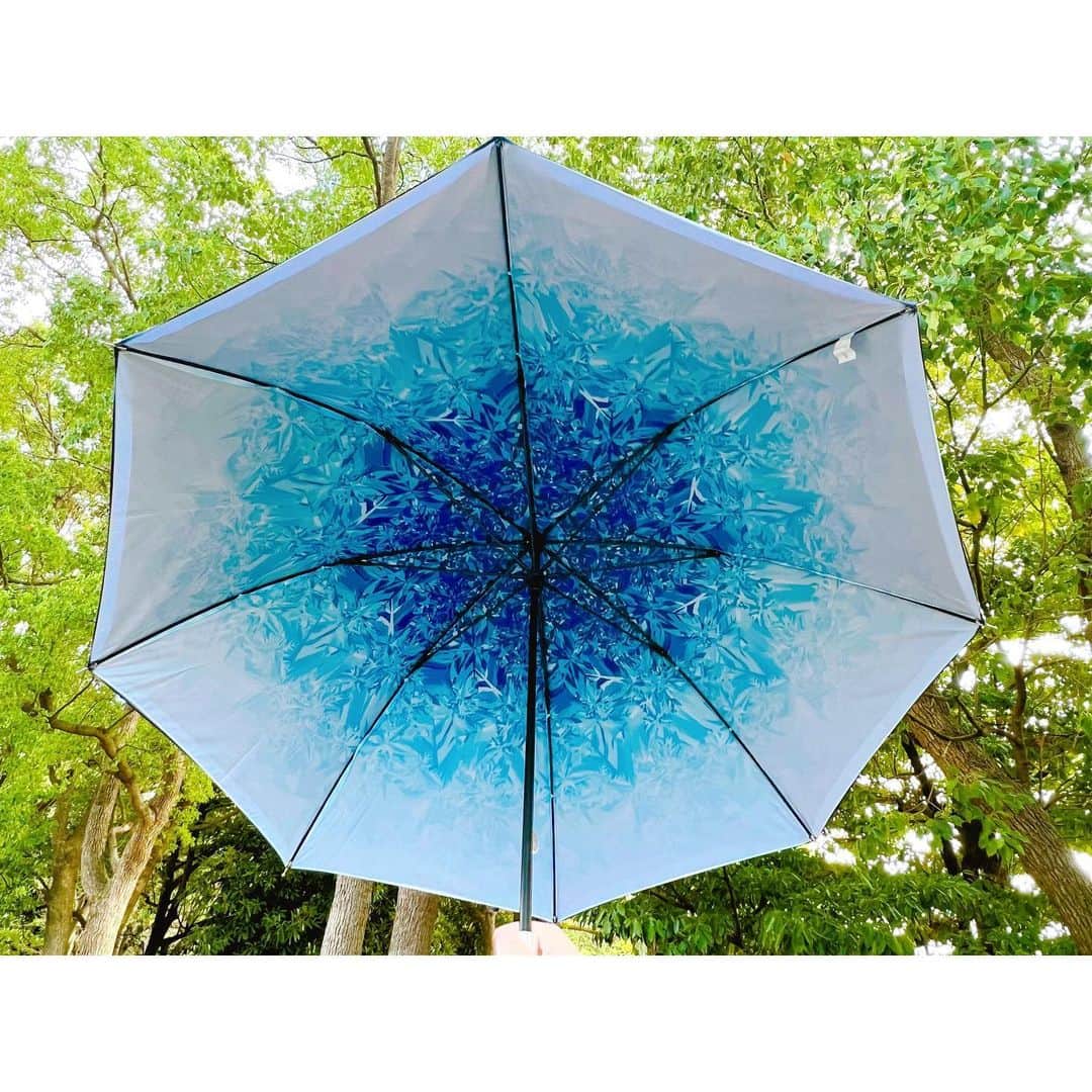 徳山沙季さんのインスタグラム写真 - (徳山沙季Instagram)「. 毎日暑いので　@estaa_official の傘を持ってお出かけしています☀︎ 断熱パラソルなので熱の吸収を抑えて傘の生地と生地の間には特殊な断熱シートを挟むことで 傘の内側の温度上昇を抑えてくれます◎ . 内側のデザインもとってもおしゃれ𓍯 軽いので持ち運びしやすく晴雨兼用なので突然の雨にも 対応可能です☔︎ . . @estaa_official  #estaa #傘 #長傘 #折りたたみ傘 #日傘 #PR #子どものいる暮らし #晴雨兼用 #断熱傘 #女の子ママ　#姉妹ママ　#二児ママ　#お出かけ」8月29日 17時00分 - saki.whitesnow