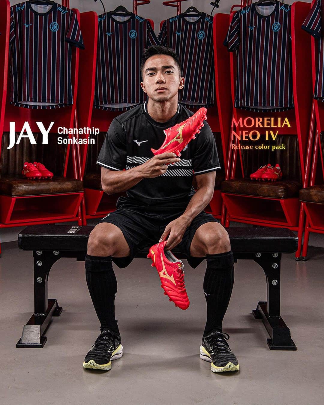 チャナティプ・ソングラシンのインスタグラム：「📸 𝗠𝗶𝘇𝘂𝗻𝗼 𝗧𝗲𝗮𝗺 ⚽ 𝗝𝗔𝗬 ชนาธิป สรงกระสินธ์ กับรองเท้า 𝐌𝐨𝐫𝐞𝐥𝐢𝐚 𝐍𝐞𝐨 𝐈𝐕 ที่มาในแพ็กสีใหม่ Release color pack และเสื้อยืดพร้อมกางเกงในคอลเลกชั่นฟุตบอลของ Mizuno . 🛒Mizuno Flagship Store และ www.mizuno.com . #MizunoFamily #MoreliaNeoIV #ReleasePack #MizunoFootball #MizunoThailand #Mizuno #ReachBeyond」