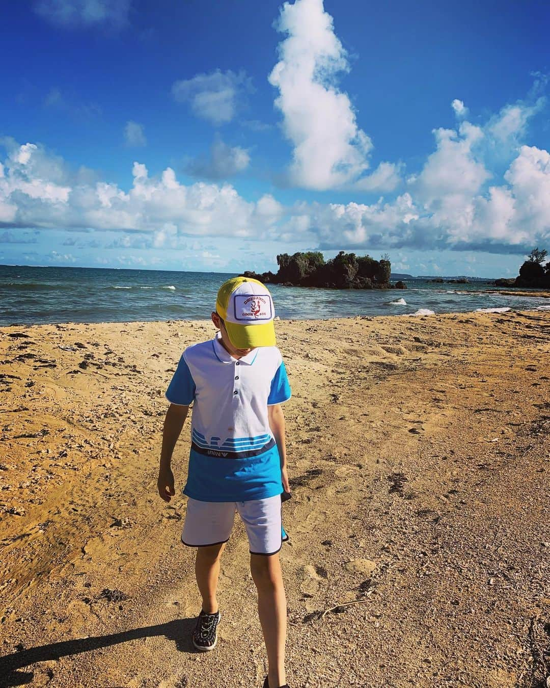 真樹麗子のインスタグラム：「walk on a beach🏖✨  #beach #summer #自然に触れる #ヤドカリ探検隊 #身長伸びましたね」