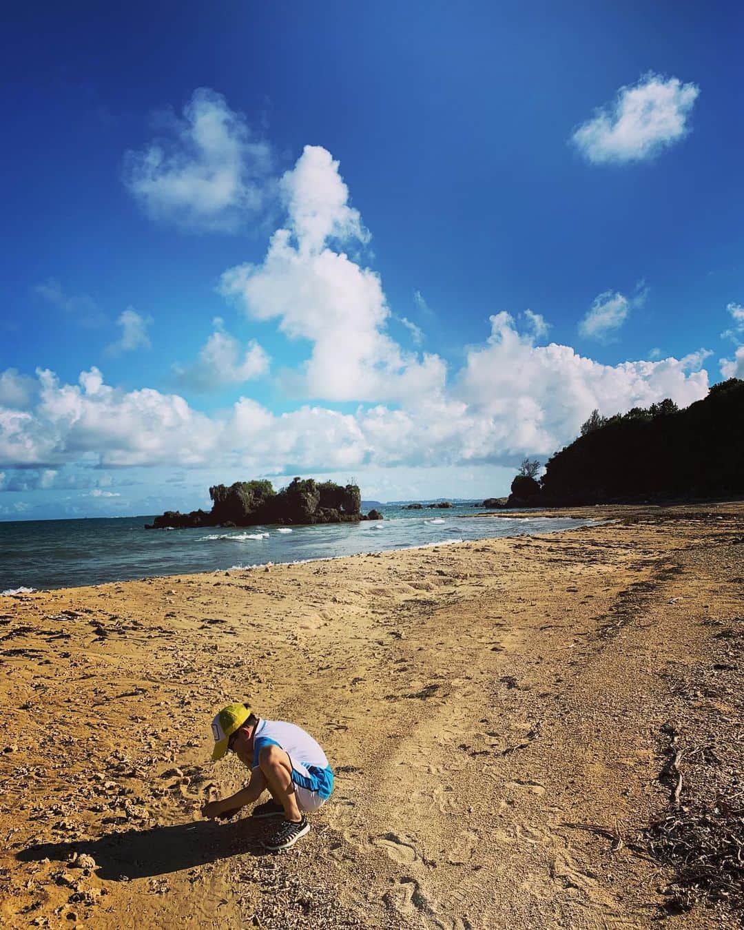 真樹麗子さんのインスタグラム写真 - (真樹麗子Instagram)「walk on a beach🏖✨  #beach #summer #自然に触れる #ヤドカリ探検隊 #身長伸びましたね」8月29日 17時01分 - makiofficial_0718