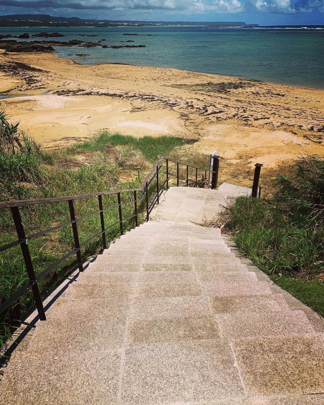 真樹麗子さんのインスタグラム写真 - (真樹麗子Instagram)「walk on a beach🏖✨  #beach #summer #自然に触れる #ヤドカリ探検隊 #身長伸びましたね」8月29日 17時01分 - makiofficial_0718