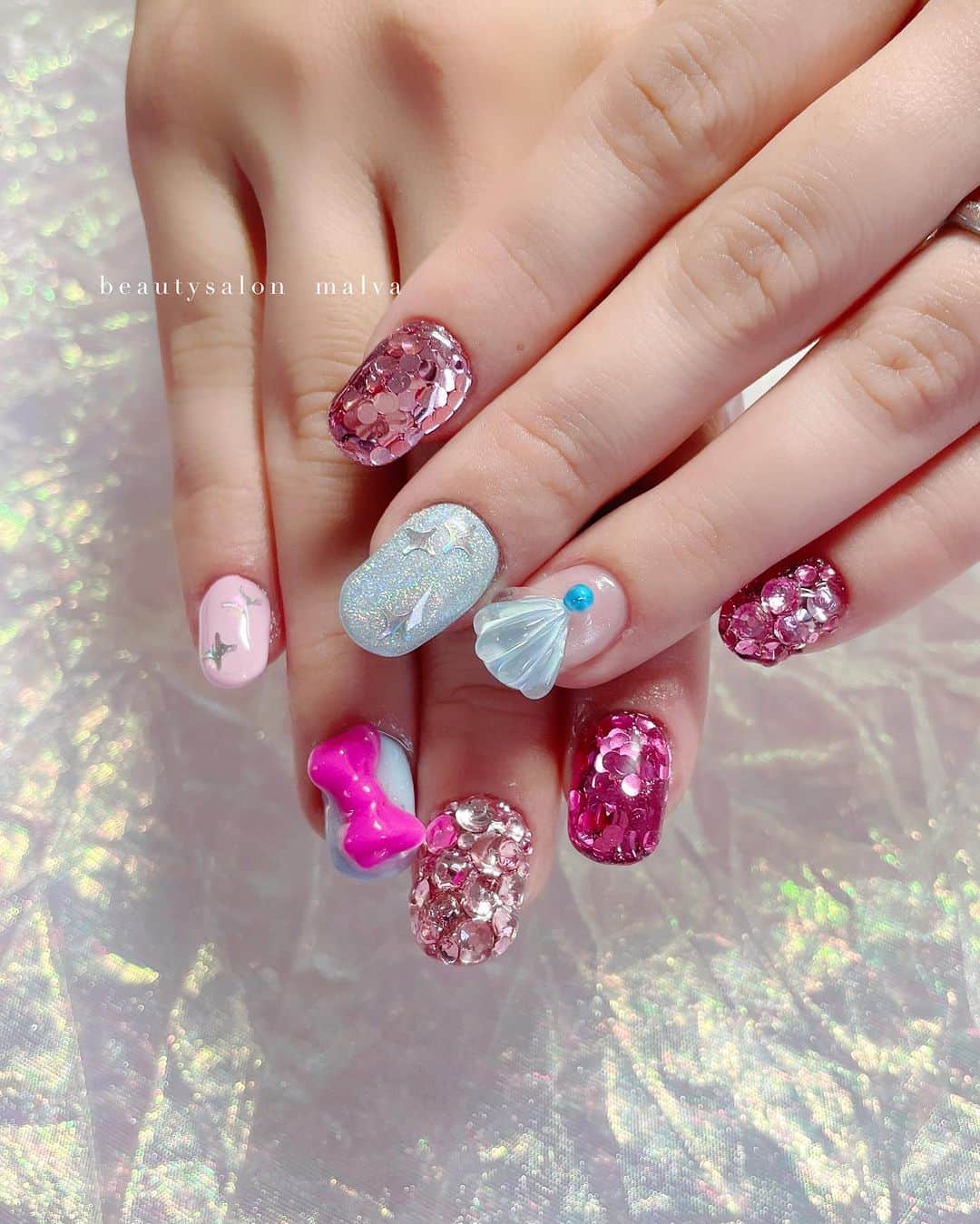 nailsalon malva（ネイルサロンマルヴァ）のインスタグラム：「【選べるピンクドリームネイル】でご予約可能🩷 ⁡ ひたすら好きなものを選んでいただきました✨ 親指の虹アートは目立ち度大🌈 生活しやすいようなバランスでアートの位置を決めています😊 ⁡ ↪︎ ネイルのケアと保証期間 ⁡ malvaのネイルはドライケア、カットスタイルも込みです。 保証期間は約4週間となります（※ご新規様は3週間となります）。 ⁡ ＿＿＿＿＿＿＿＿＿＿＿＿＿ ⁡ ⁡ 𝐛𝐞𝐚𝐮𝐭𝐲𝐬𝐚𝐥𝐨𝐧 𝐦𝐚𝐥𝐯𝐚⠀ 📍明治神宮前駅｜原宿駅　徒歩𝟑分 ⠀ 💬ご予約やお問い合わせ 𝐋𝐈𝐍𝐄から承っております @ 𝐦𝐚𝐥𝐯𝐚 ⁡ お気軽にご連絡ください♡ ⁡ ⁡ ＿＿＿＿＿＿＿＿＿＿＿＿＿＿ ⁡ ▸ジェルネイル｜スカルプ｜ネイルケア ▸まつげカール｜まつげエクステ｜ワンホンエクステ ▸ハーブよもぎ蒸し ▸ワックス脱毛 ⁡ \ アシスタント募集中💁‍♀️ / ⁡ ▸リモート可オンラインの画像動画制作アシスタント ▸サロンワーク全般アシスタント ⁡ ⁡ #ドリームネイル #ピンクネイル #ガーリーネイル  #派手ネイル #malva #malvaネイル  #カラフルネイルデザイン #3dネイル  #ごてごてネイル #原宿ネイル #2023秋ネイル  #表参道ネイル #東京ネイルサロン　#明治神宮前ネイル #新宿ネイル #千駄ヶ谷ネイル  #harajukunails #tokyonails #tokyonailsalon ⁡」