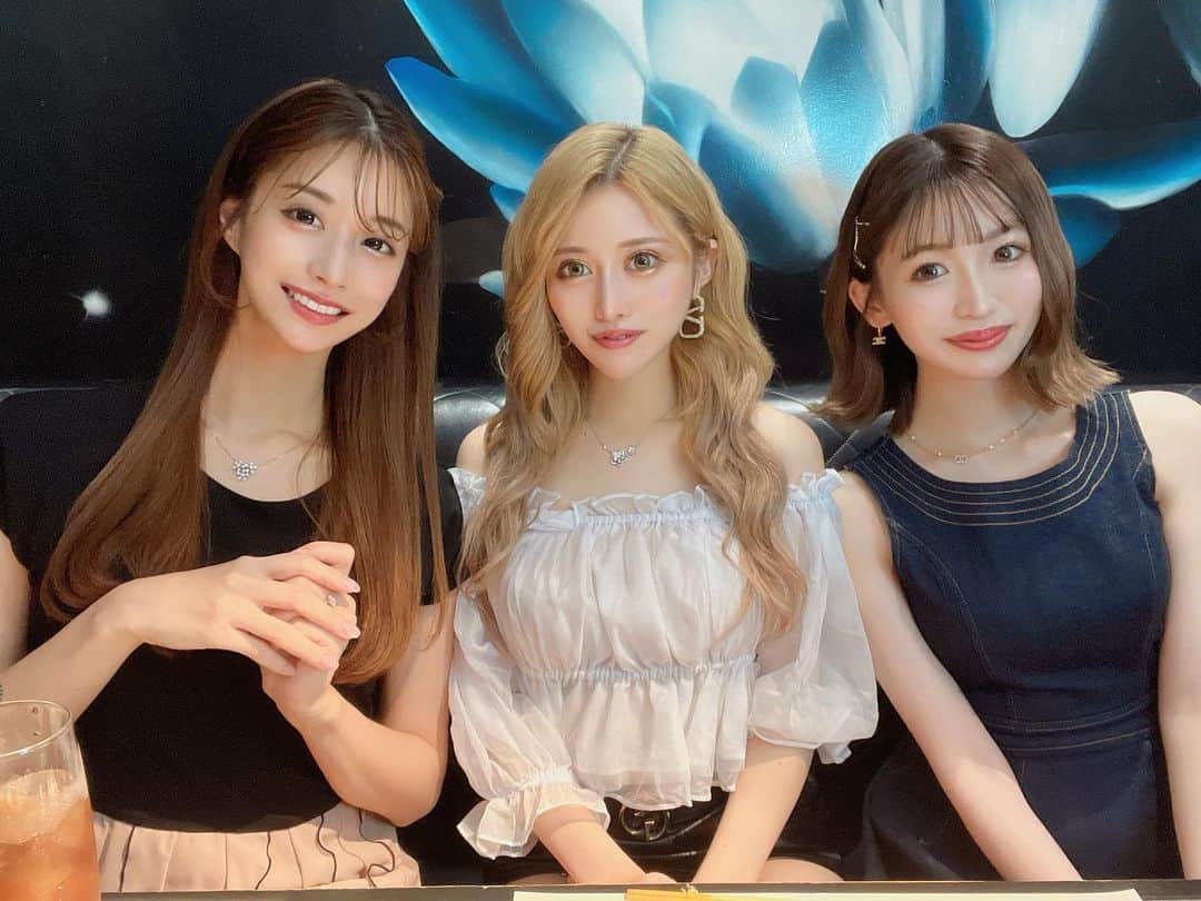 ことみのインスタグラム：「レヴューの3人🫧 イチオシの後輩ちゃんです🌷  . #新宿#歌舞伎町#歌舞伎町キャバ嬢#歌舞伎#キャバクラ#キャバクラ嬢#revju#キャバ嬢#ワンピース#かわいい#キラキラ#ことみ」