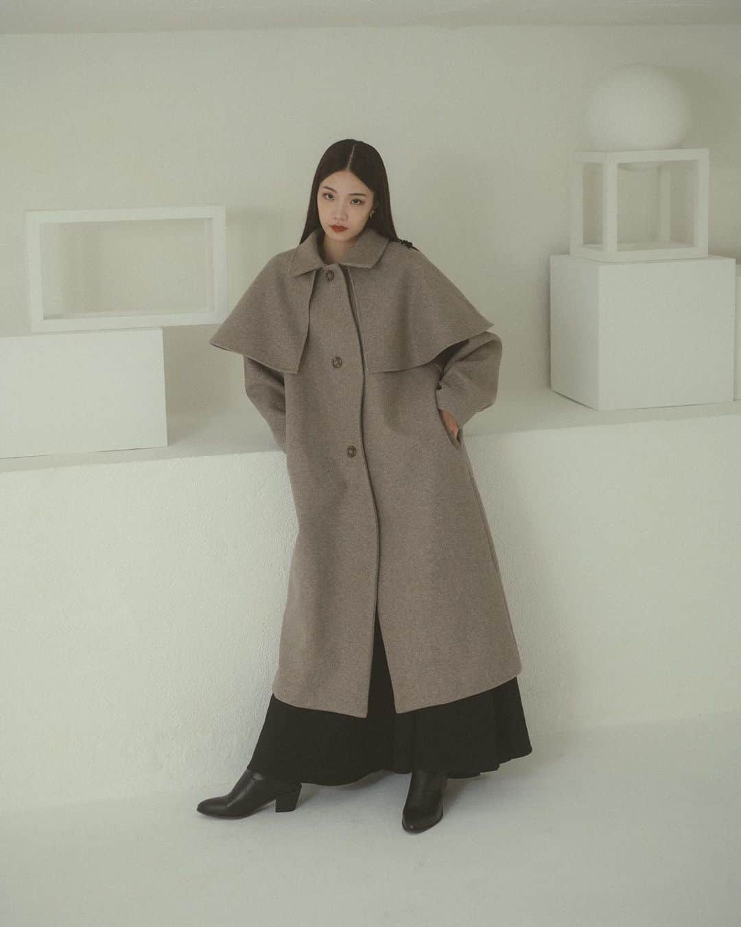 Vannie Officialのインスタグラム：「ウェーブロングコート  … Design …  ・フロントがウェーブデザインで差がつくアウター ・ケープがお取り外しできシンプルな仕様に ・襟部分は立てても折っても着用可能 ・お袖にゆとりを持たせたデザイン ・両サイドにポケット有  … Styling …  昨年人気のアウターがロング丈なり、 更にデザイン性をUPして登場。 ケープがついたデザインアウターとしても、 ケープを取ってスタンドネックのアウターとしても、 また襟部分も折ることができ、 マルチWAYで着用できるのが魅力的な1着。 全体的にゆとりを持ったシルエットのため、 中に厚手のものを着てもかさばりづらい仕様。 羽織るだけでグッとお洒落度が上がる1枚です。 　 … Fabric … 重すぎず着回し力抜群。 着るだけで気分の上がるアウター。  ━━━━━━━━━━━━━━━━━━━━━  透け感：なし 裏地：あり 厚さ：厚手 伸縮性：ほぼなし 洗濯：クリーニング推奨  ━━━━━━━━━━━━━━━━━━━━━━ ※詳しくは洗濯タグをご確認ください」