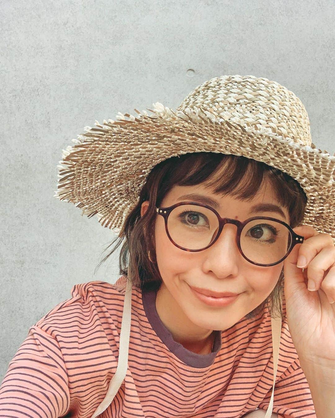 むらたさきのインスタグラム：「👓👓 ． 眼鏡っ子3年目の次男👦✨ ． ３歳半健診で弱視がわかってから 治療用メガネをかけていて、 少し視力が回復していたので(よかった✌️😭♡) 新しいメガネを新調しました👓✨ ． 💛は1代目 💚は2代目 ． ． ． お風呂＆就寝以外はかけっぱなしで こんなにレンズ汚れる😂⁉️ってくらいに 毎日汗や皮脂で汚れていて 布のメガネ拭きでは追いつかないので、 メガネのシャンプー 除菌EX🧴で洗ってみたら、 ． レンズの汚れはもちろん、 鼻パッドや耳あて部分もスッキリきれいになって、 もっと早くから使えばよかった〜👌😍💘 な快適さでした✨ ． ☞ 3枚目はMovie🎥 ． ． スプレーして水で洗い流し、 ティッシュなどで水滴を拭き取るだけなので、 (こすり洗いなし👍) 摩擦でメガネが傷ついたりする心配もなさそう🙆‍♀️🙆‍♂️👓 ． ． 母もサングラス用に愛用中✌️😘🕶️ 実家の父にも贈りました👓👨🎁 ． ． ． ． ． ． ． ． ． ． ． ． ． #10歳 #7歳 #3歳 #三兄弟ママ ． #子育て #男の子ママ #弱視 #弱視治療 中 #メガネのシャンプー除菌ex #メガネのシャンプー #メガシャン #ソフト99  #soft99 #pr @soft99_official」